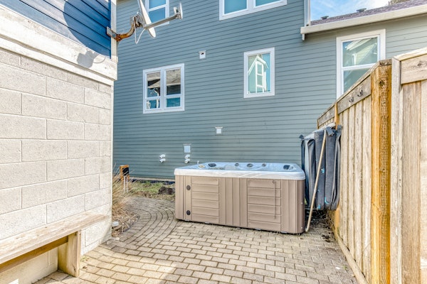 Ocean view home 1 block from the beach with hot tub deck and fireplace