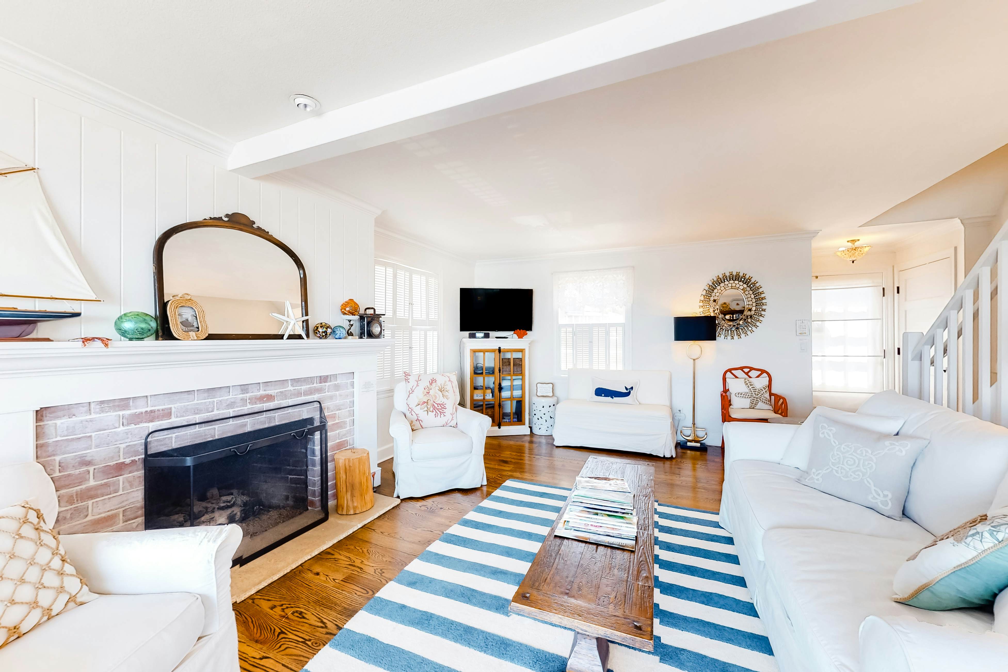 Oceanfront cottage with water-view deck, gas fireplace & washer/dryer