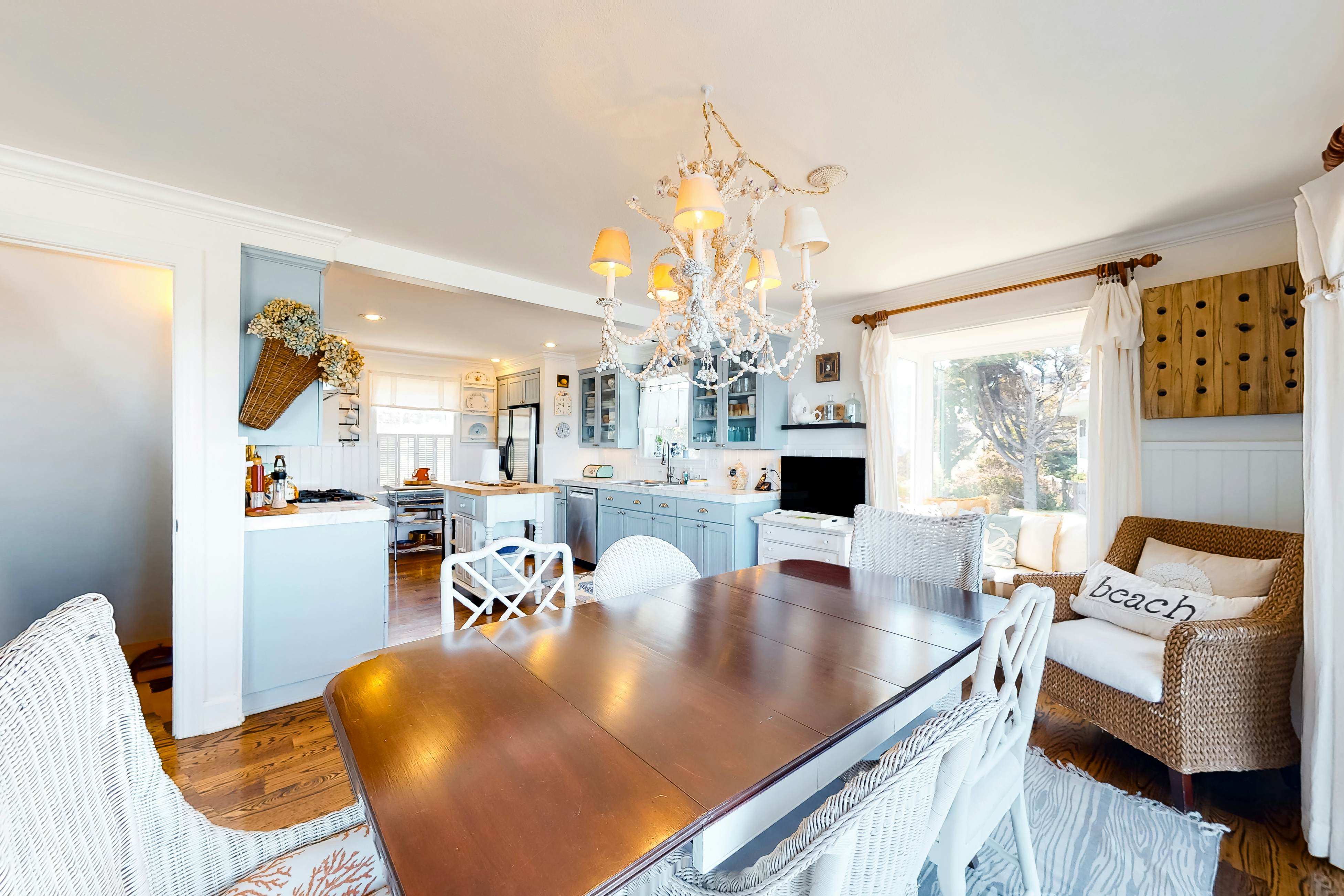 Oceanfront cottage with water-view deck, gas fireplace & washer/dryer