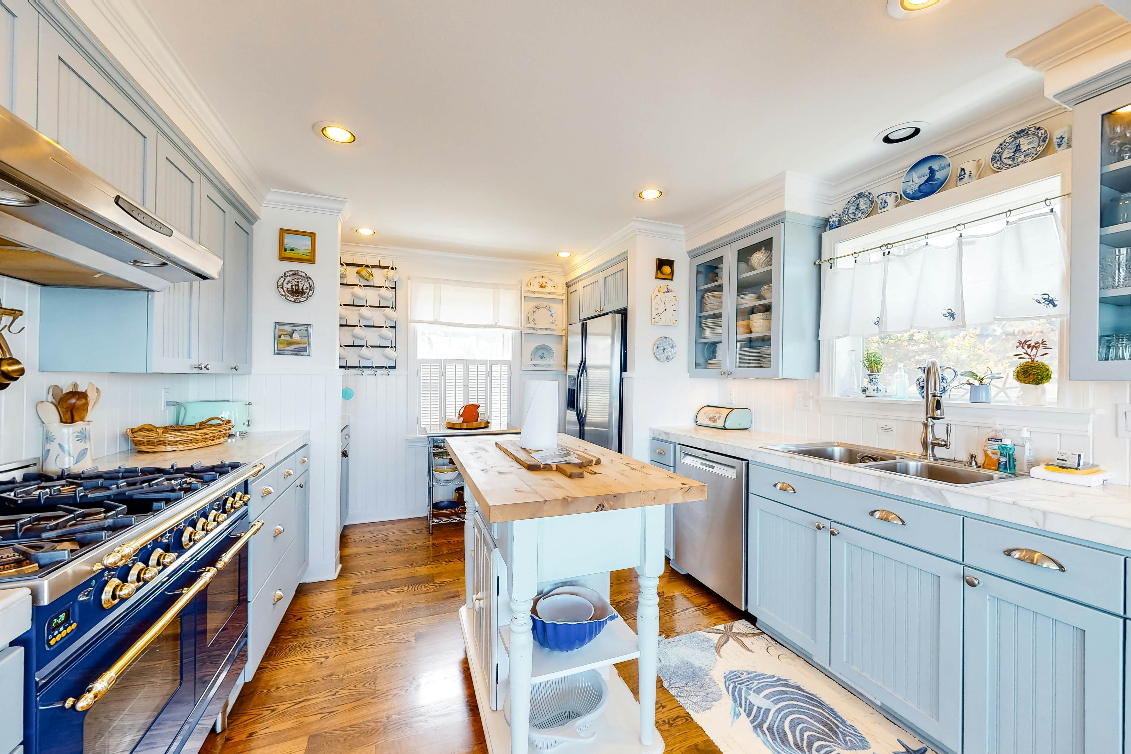 Oceanfront cottage with water-view deck, gas fireplace & washer/dryer