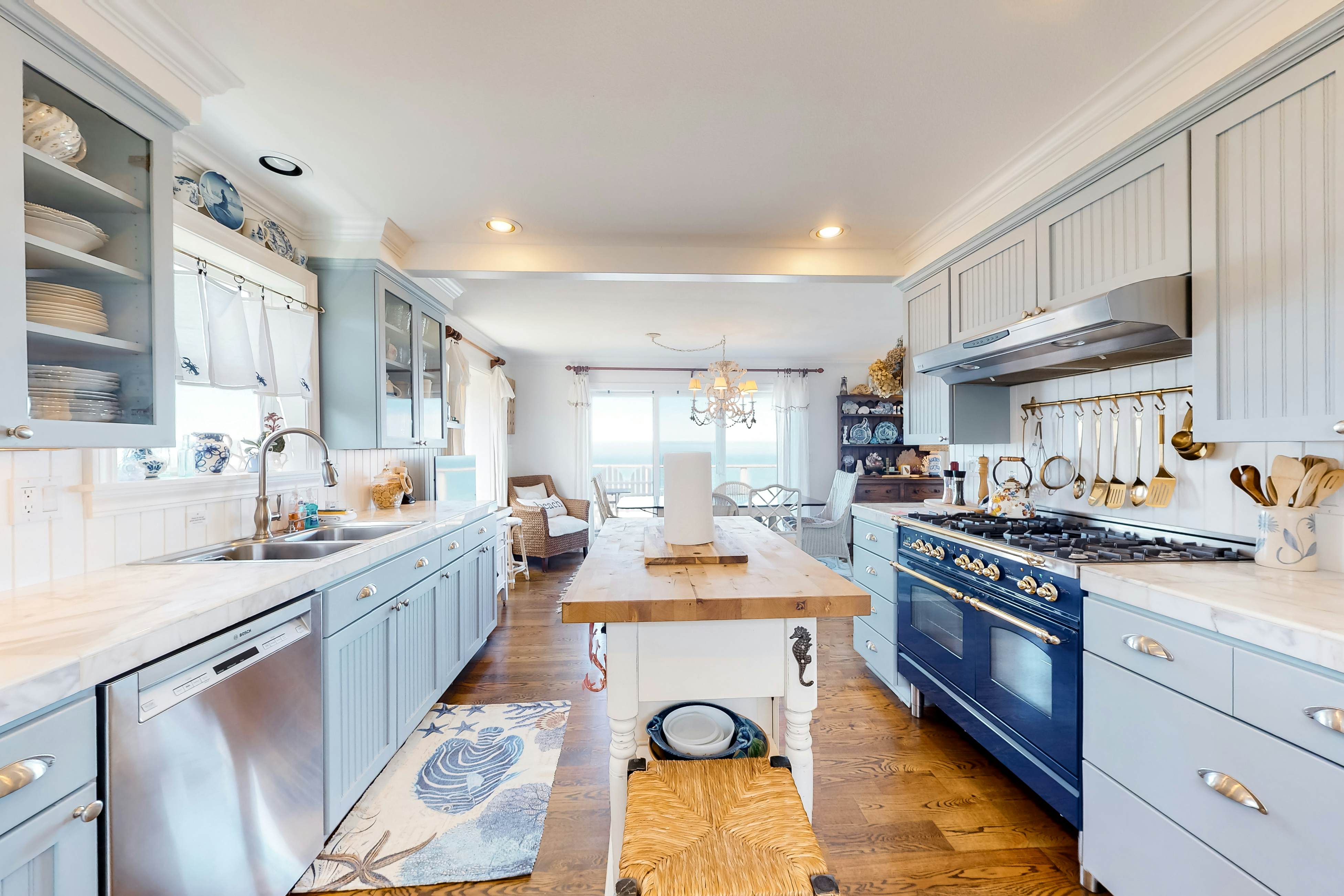 Oceanfront cottage with water-view deck, gas fireplace & washer/dryer