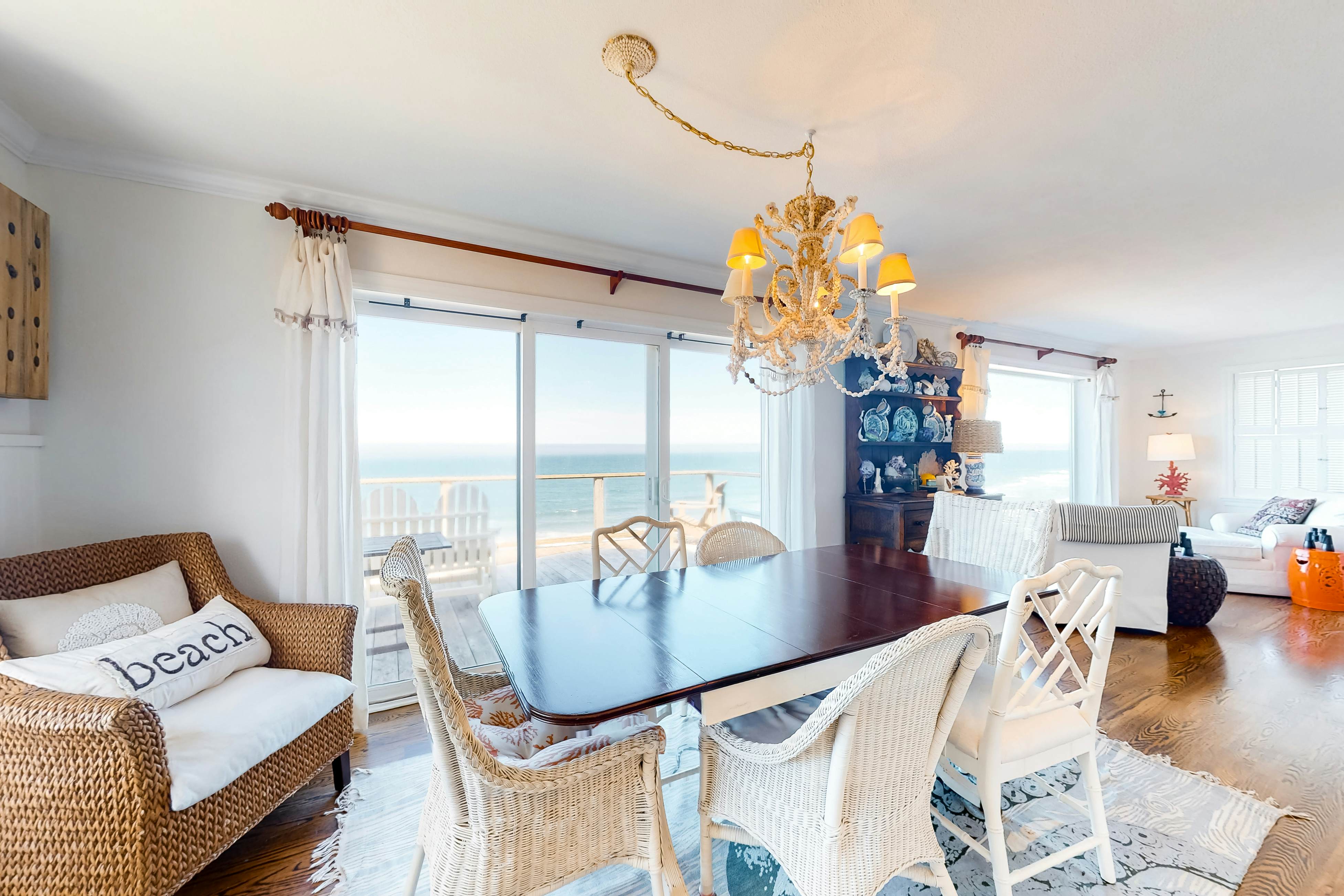 Oceanfront cottage with water-view deck, gas fireplace & washer/dryer