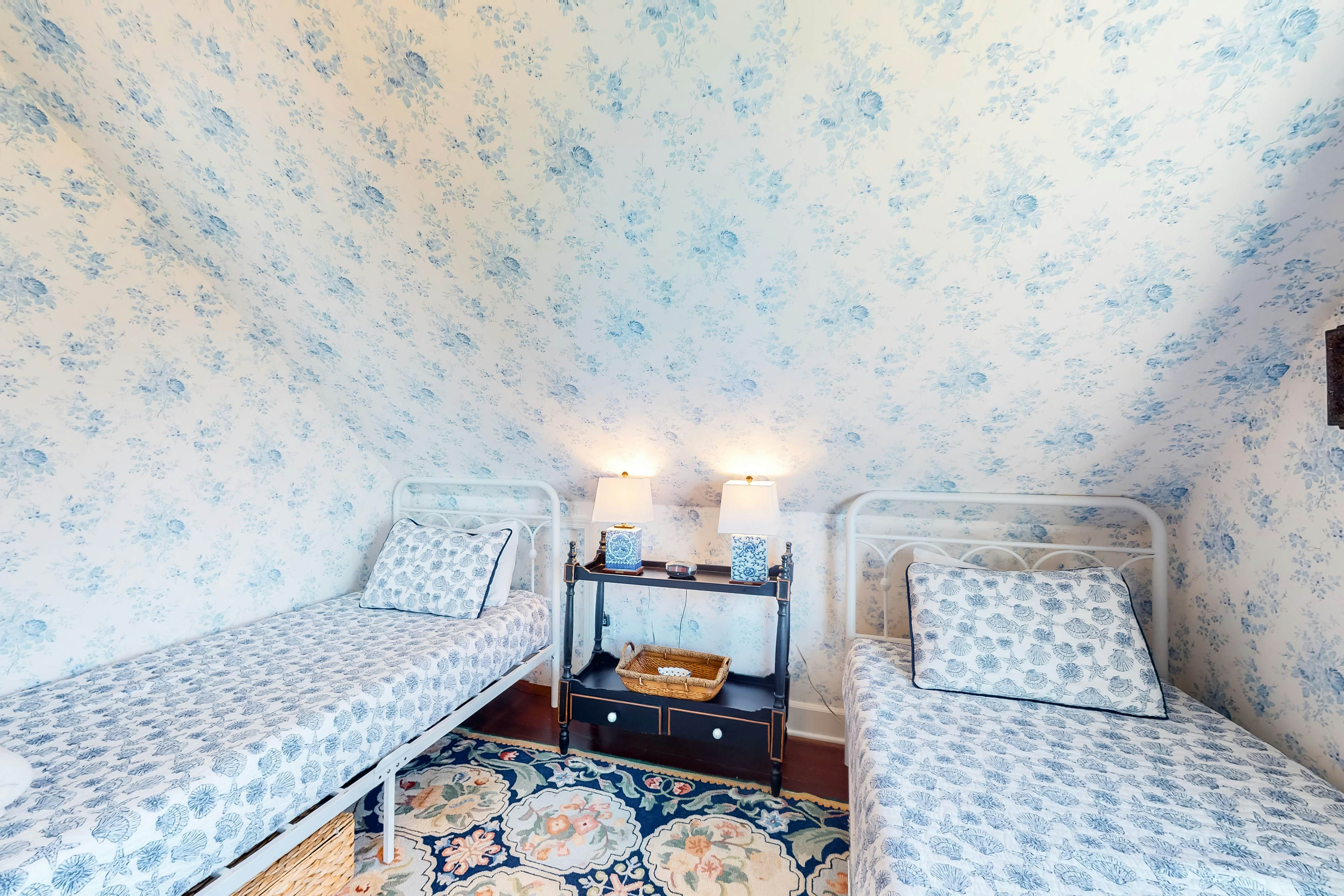 Oceanfront cottage with water-view deck, gas fireplace & washer/dryer