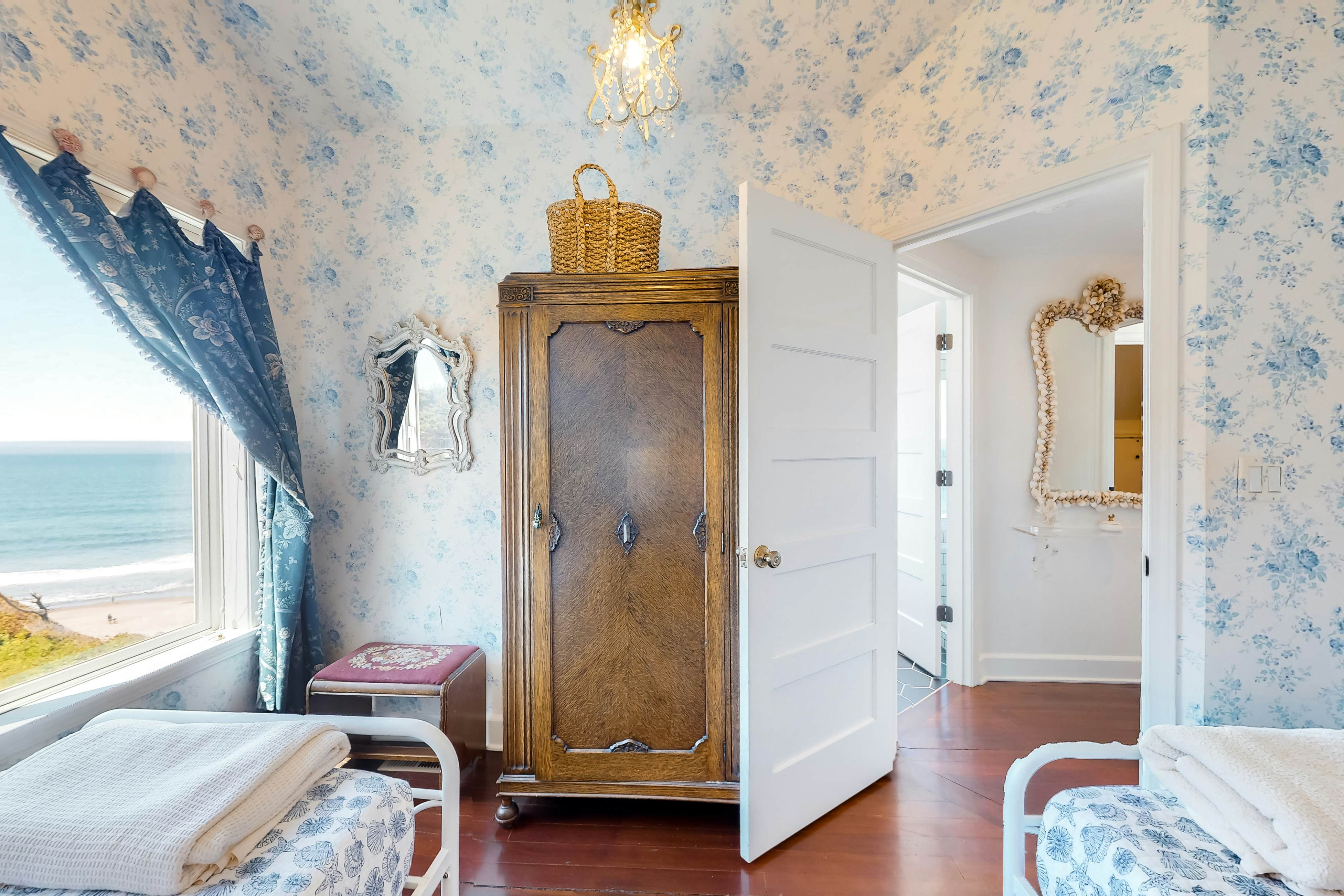 Oceanfront cottage with water-view deck, gas fireplace & washer/dryer