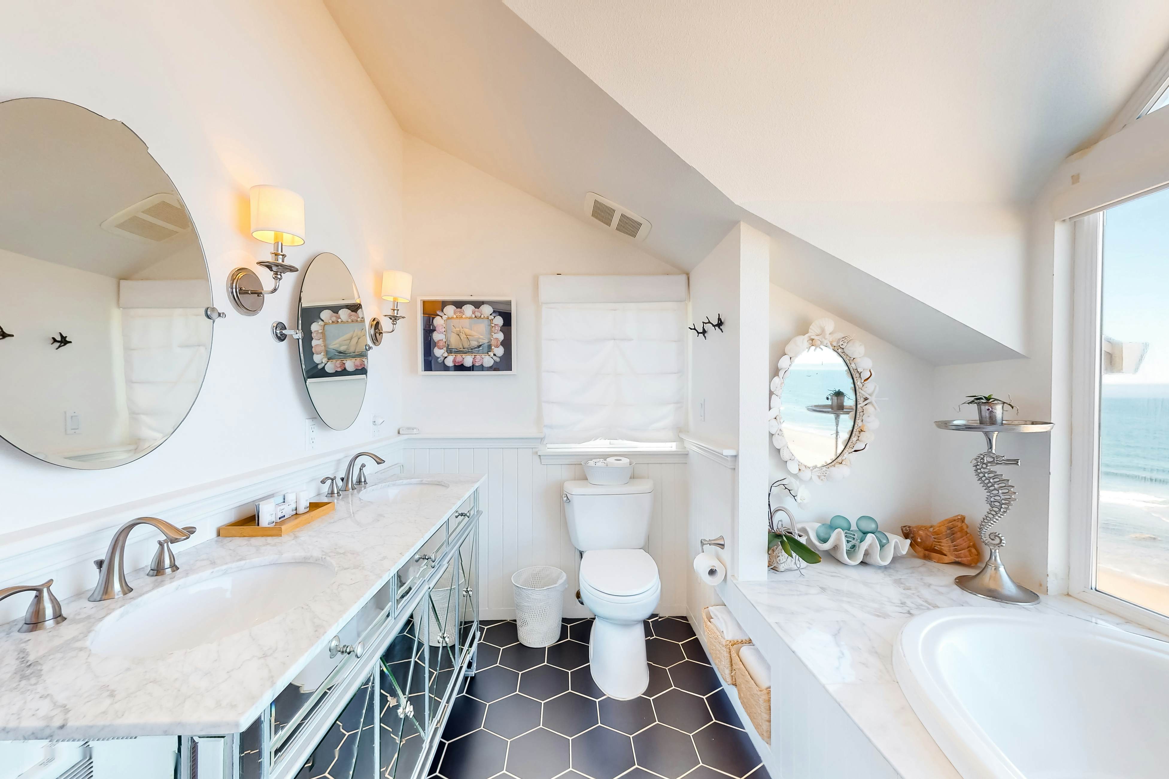 Oceanfront cottage with water-view deck, gas fireplace & washer/dryer