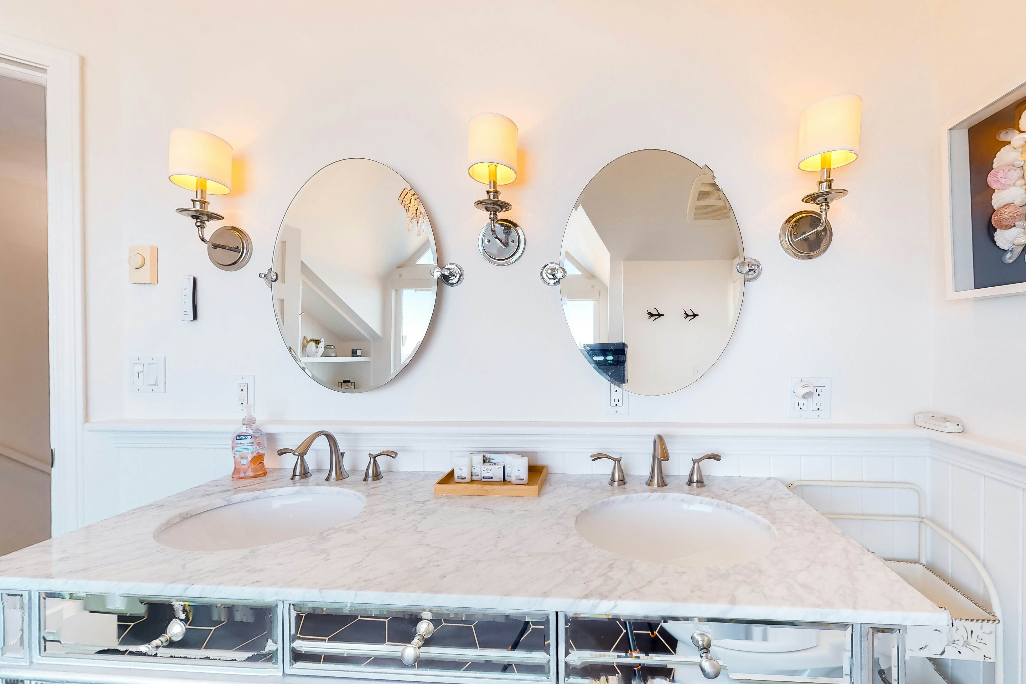 Oceanfront cottage with water-view deck, gas fireplace & washer/dryer