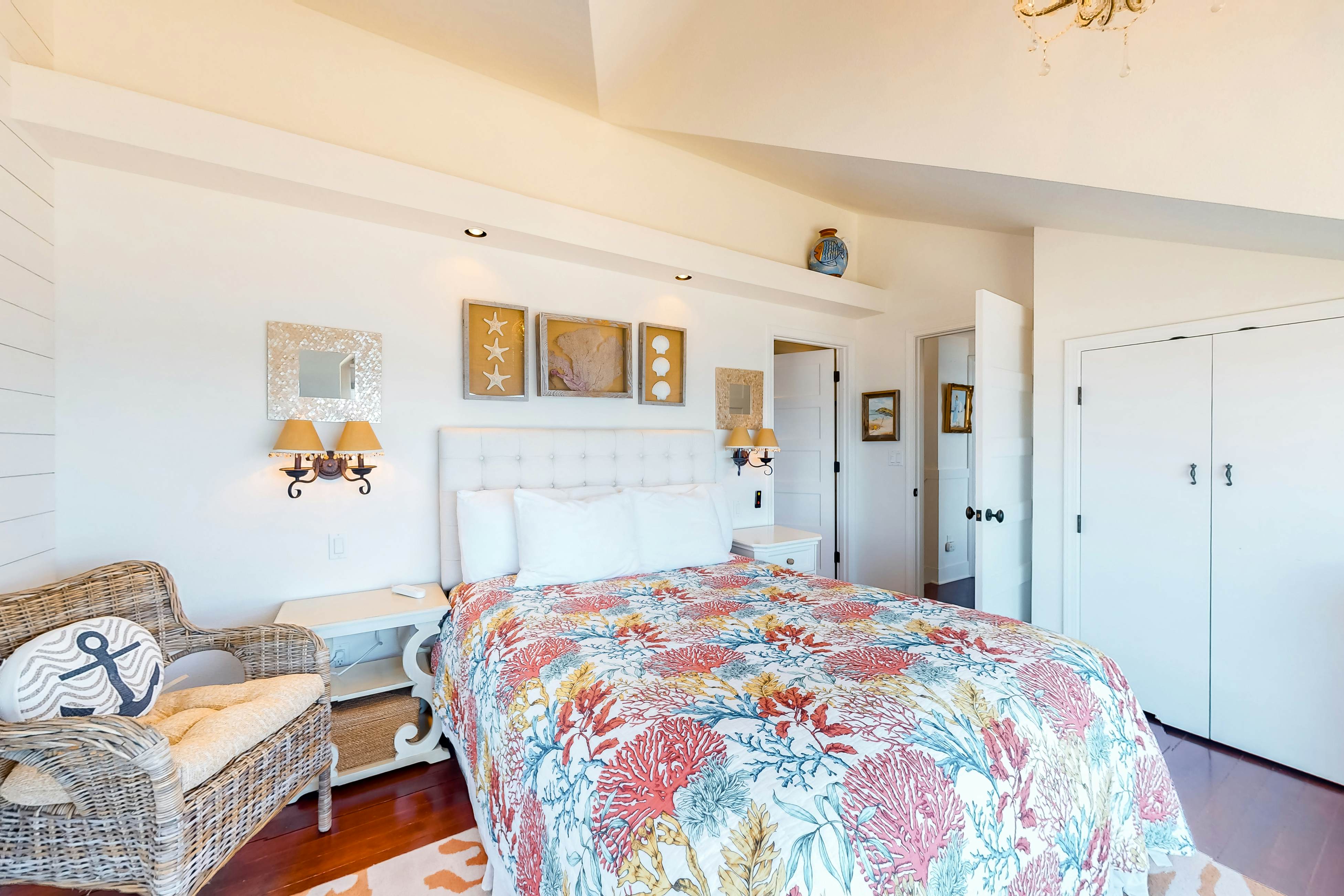 Oceanfront cottage with water-view deck, gas fireplace & washer/dryer