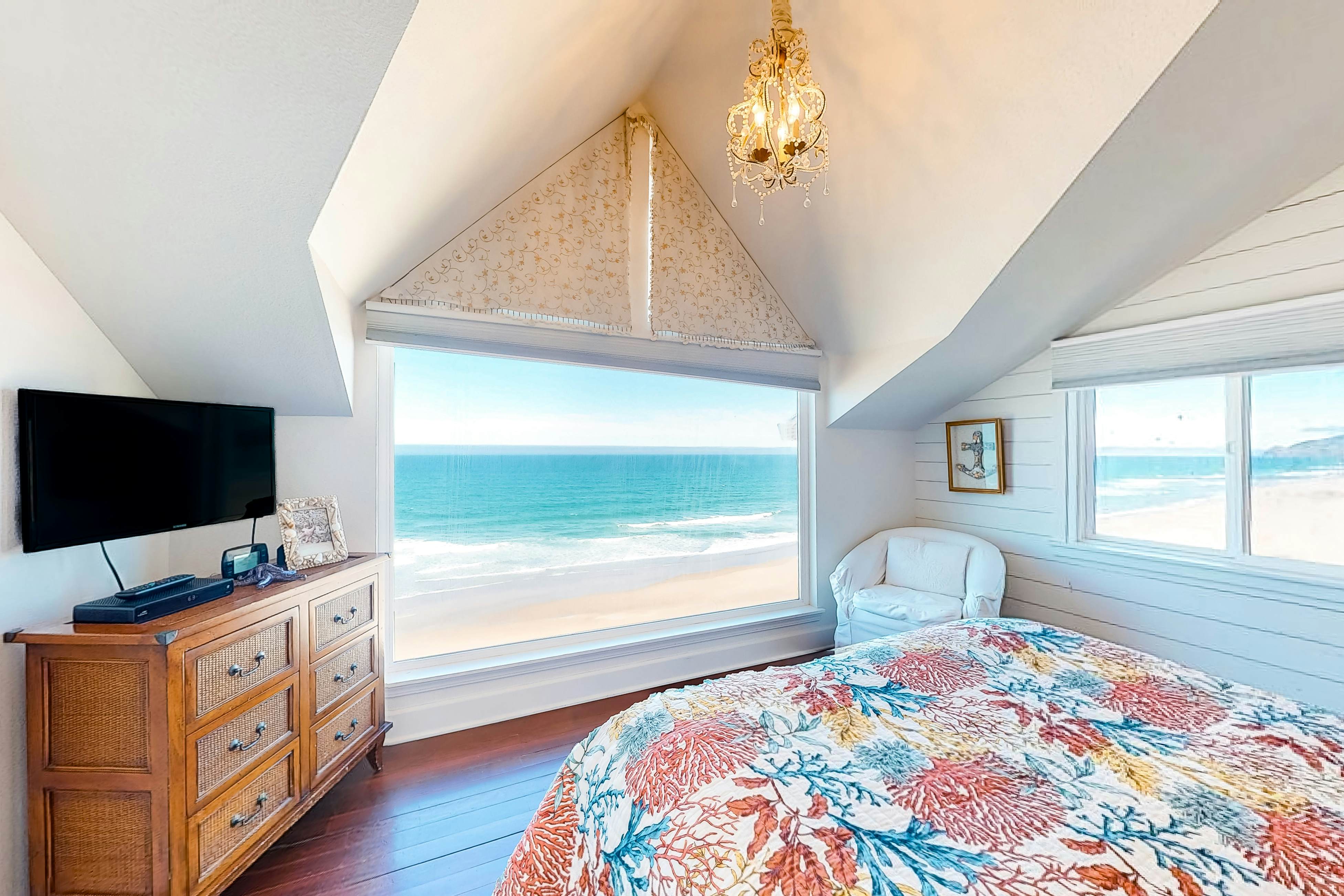 Oceanfront cottage with water-view deck, gas fireplace & washer/dryer