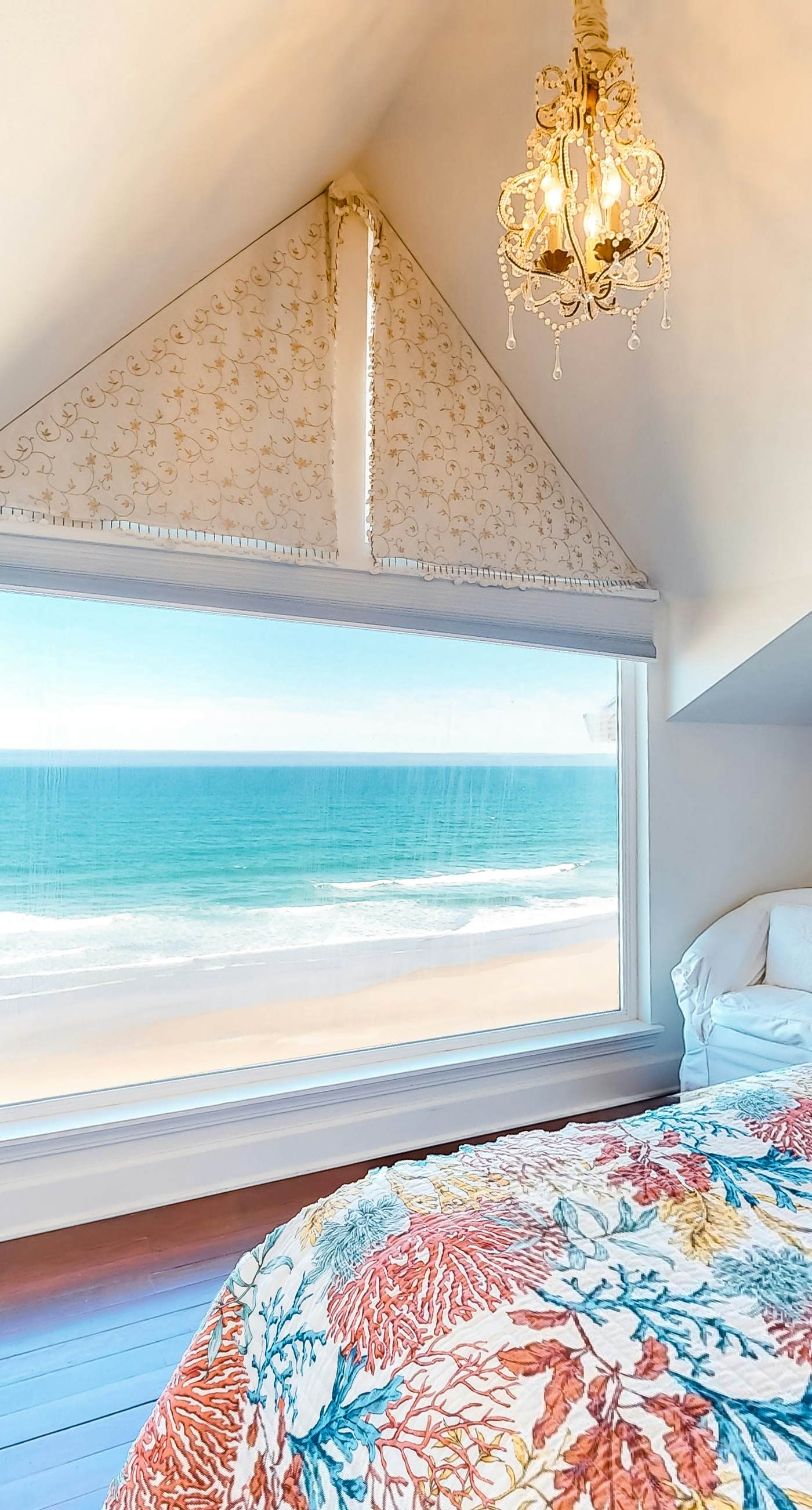 Oceanfront cottage with water view deck gas fireplace and washer dryer