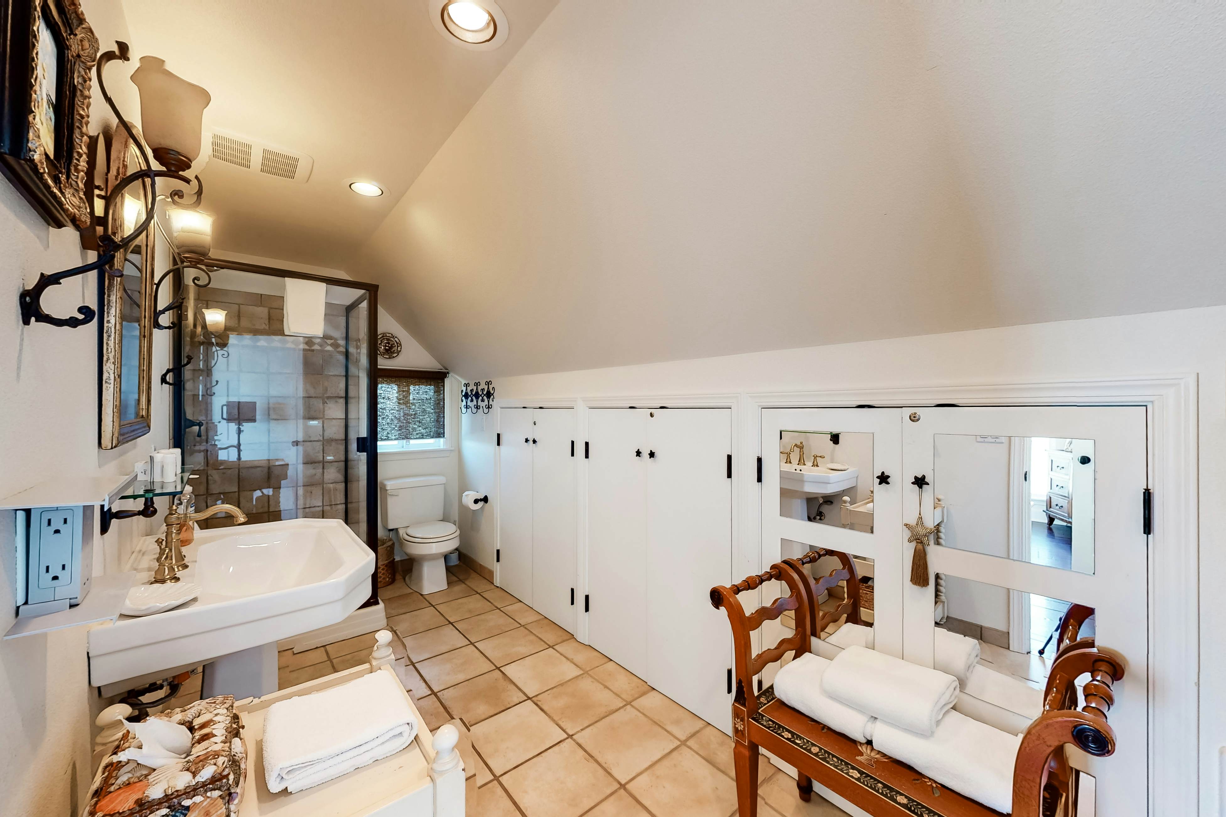 Oceanfront cottage with water-view deck, gas fireplace & washer/dryer