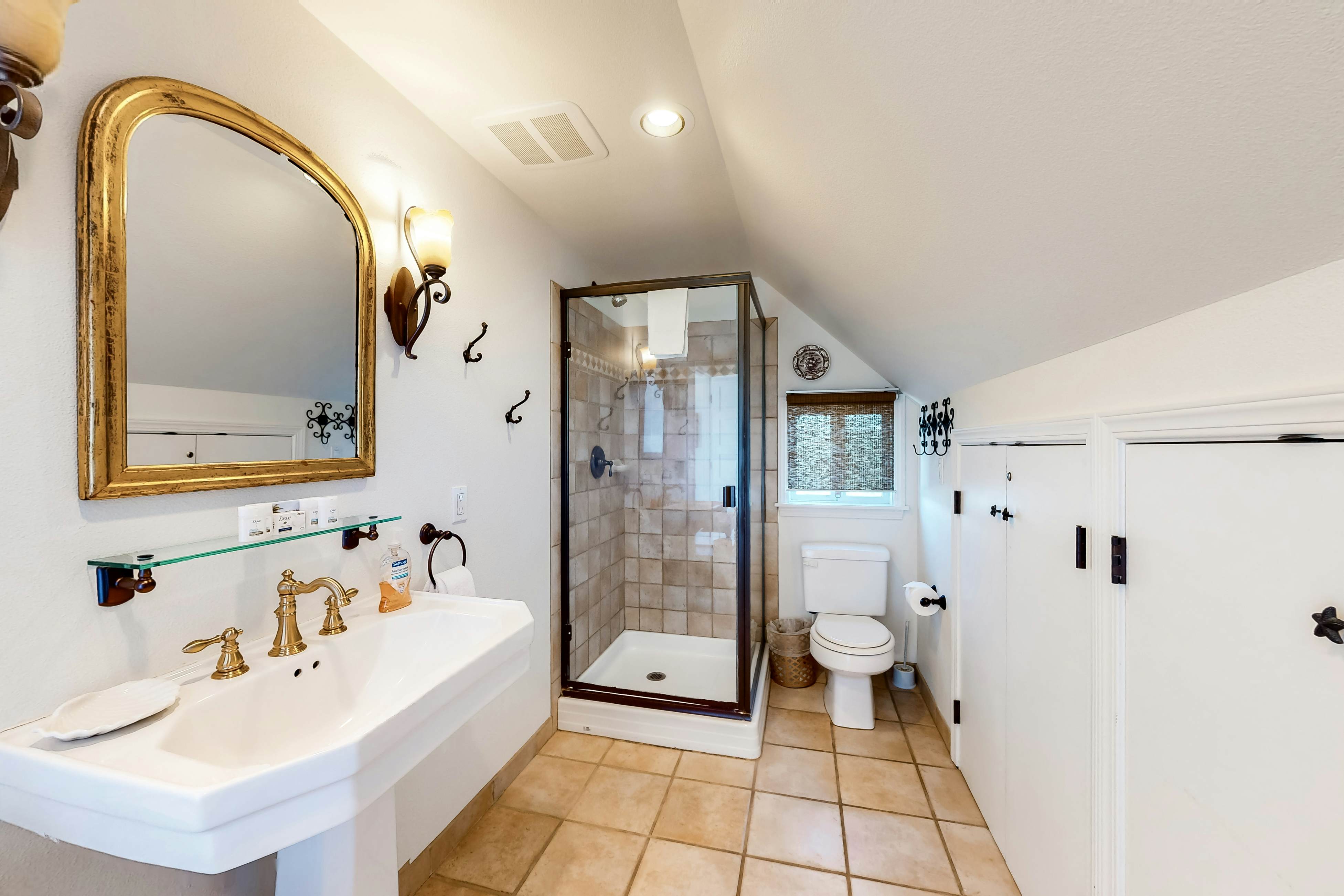 Oceanfront cottage with water-view deck, gas fireplace & washer/dryer