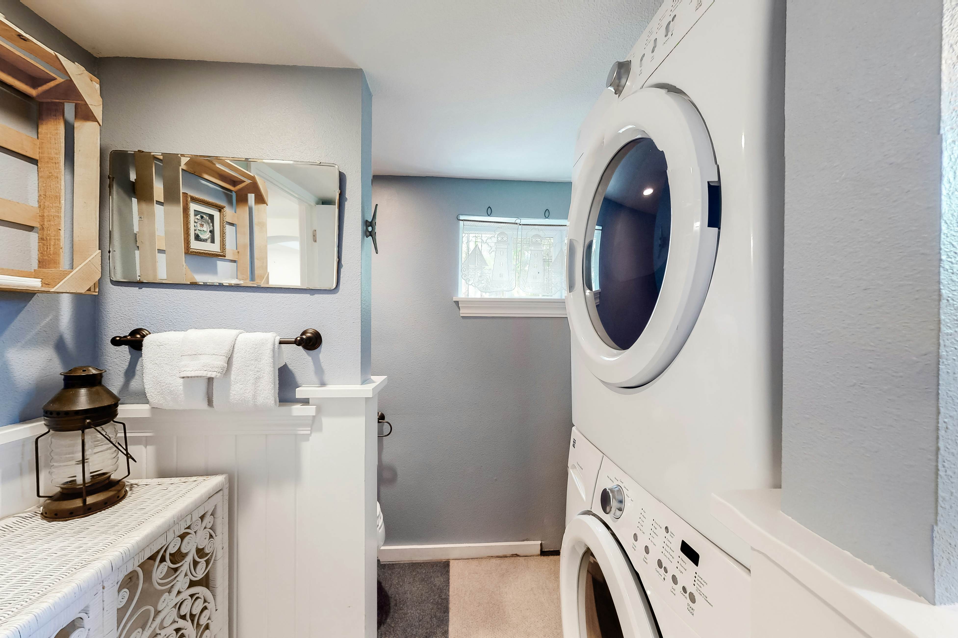 Oceanfront cottage with water-view deck, gas fireplace & washer/dryer