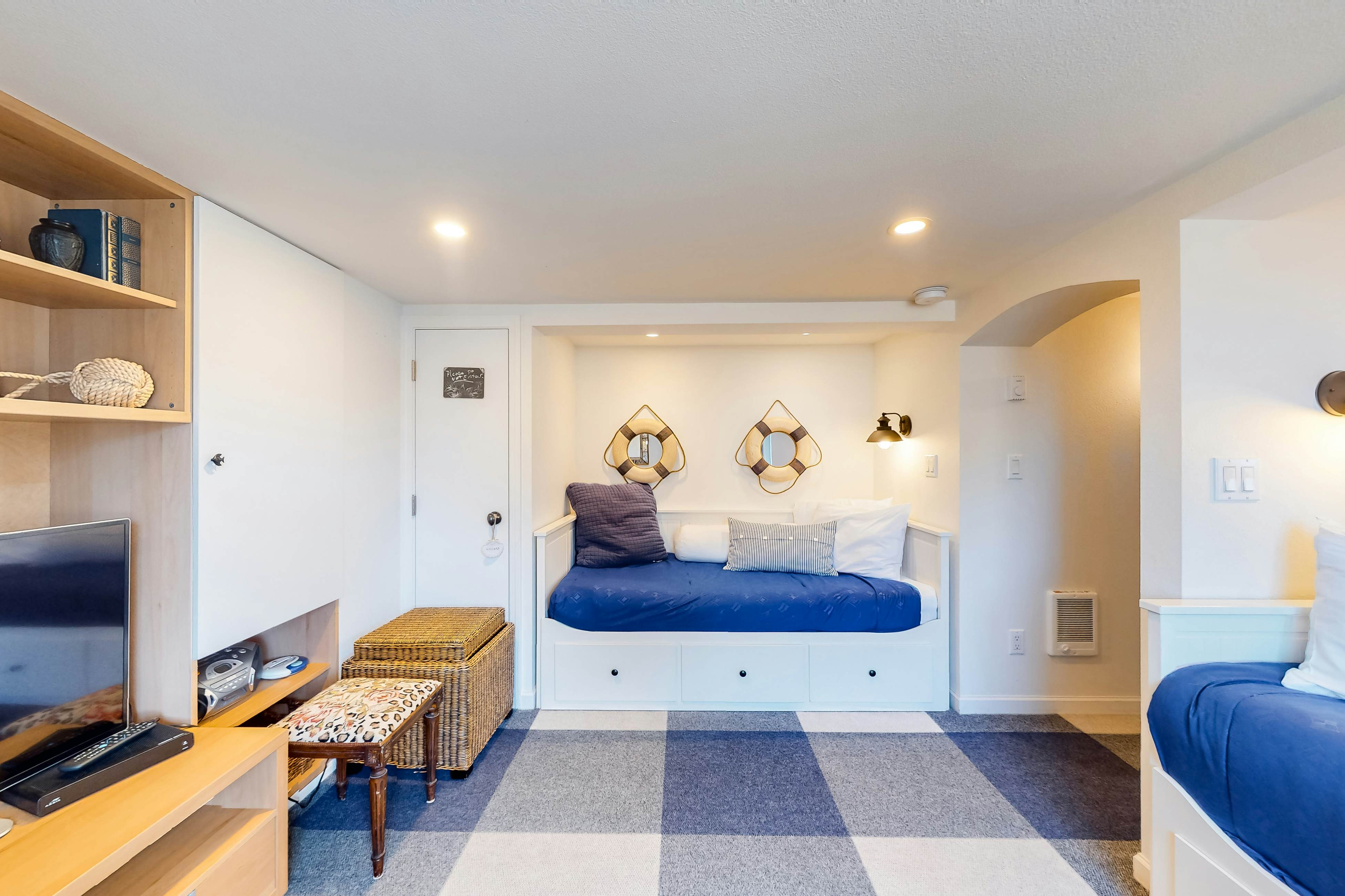 Oceanfront cottage with water-view deck, gas fireplace & washer/dryer