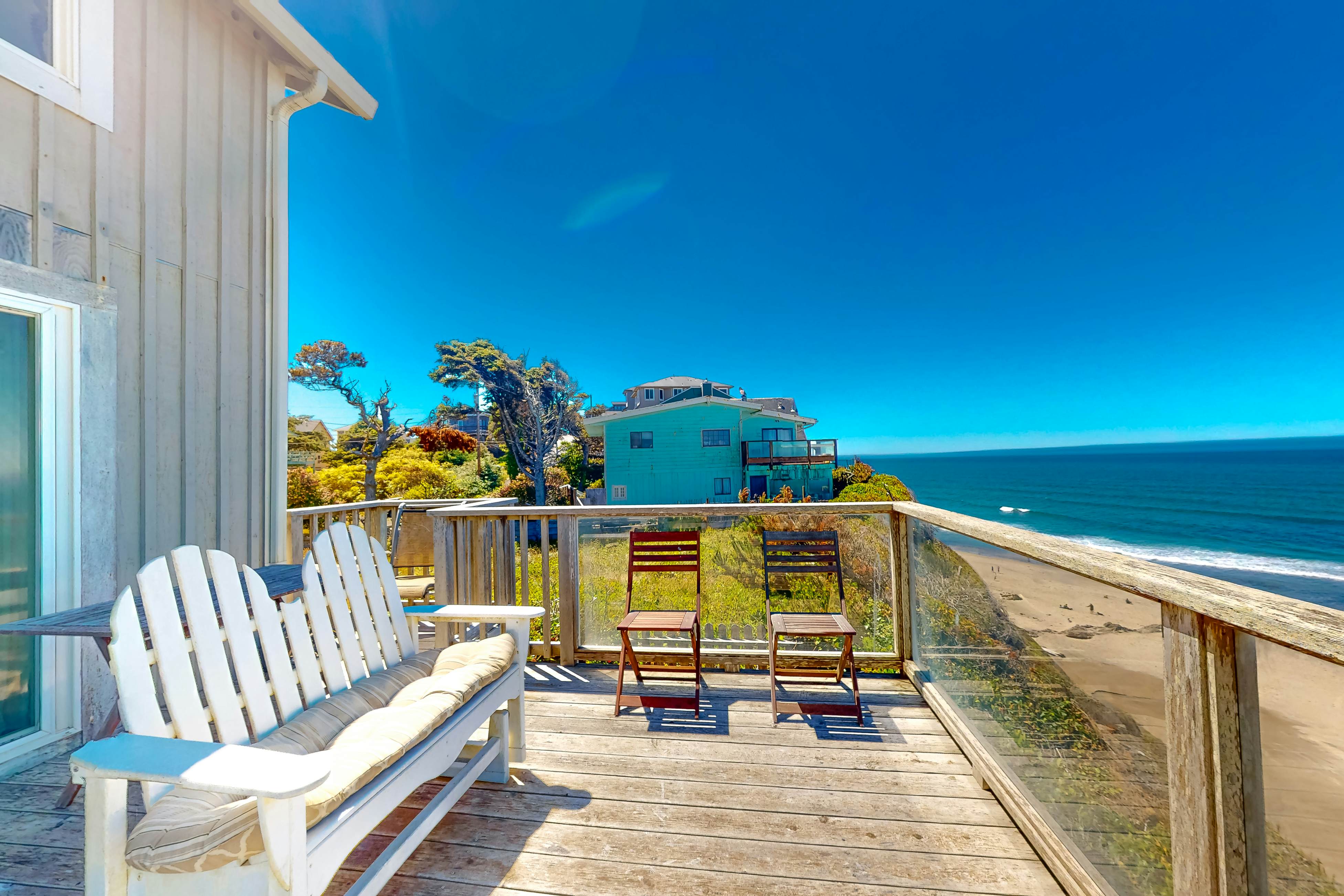 Oceanfront cottage with water-view deck, gas fireplace & washer/dryer
