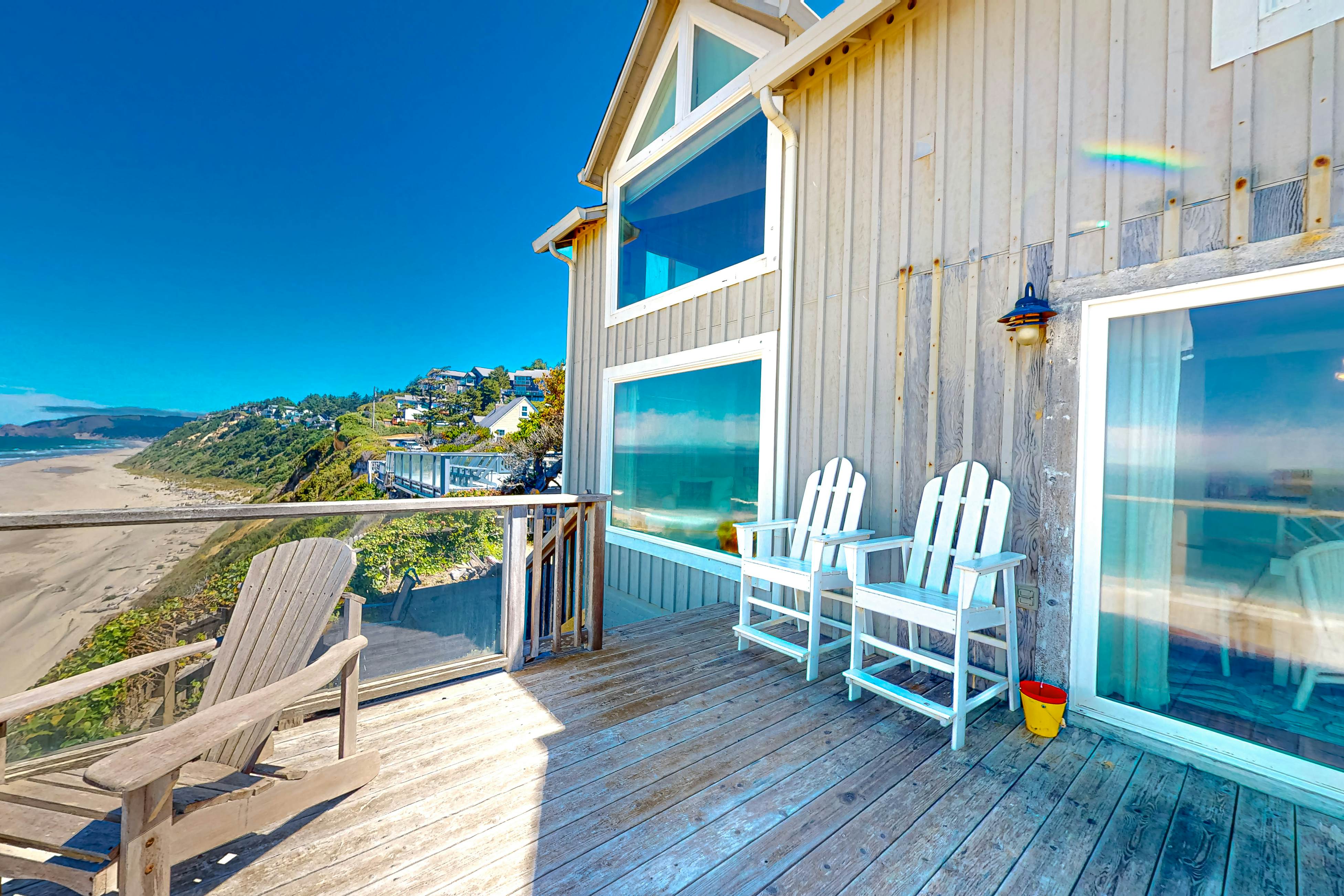 Oceanfront cottage with water-view deck, gas fireplace & washer/dryer