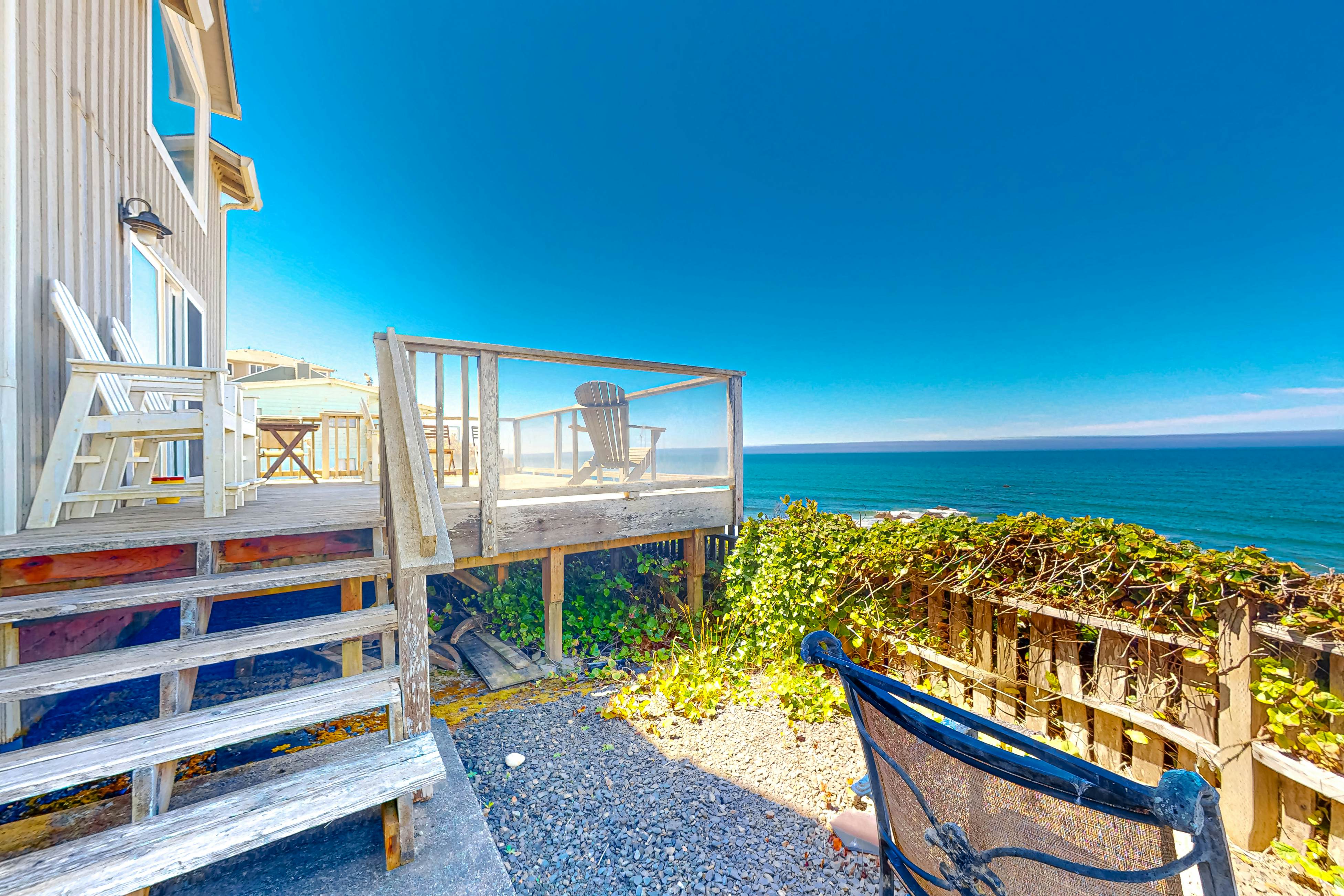 Oceanfront cottage with water-view deck, gas fireplace & washer/dryer