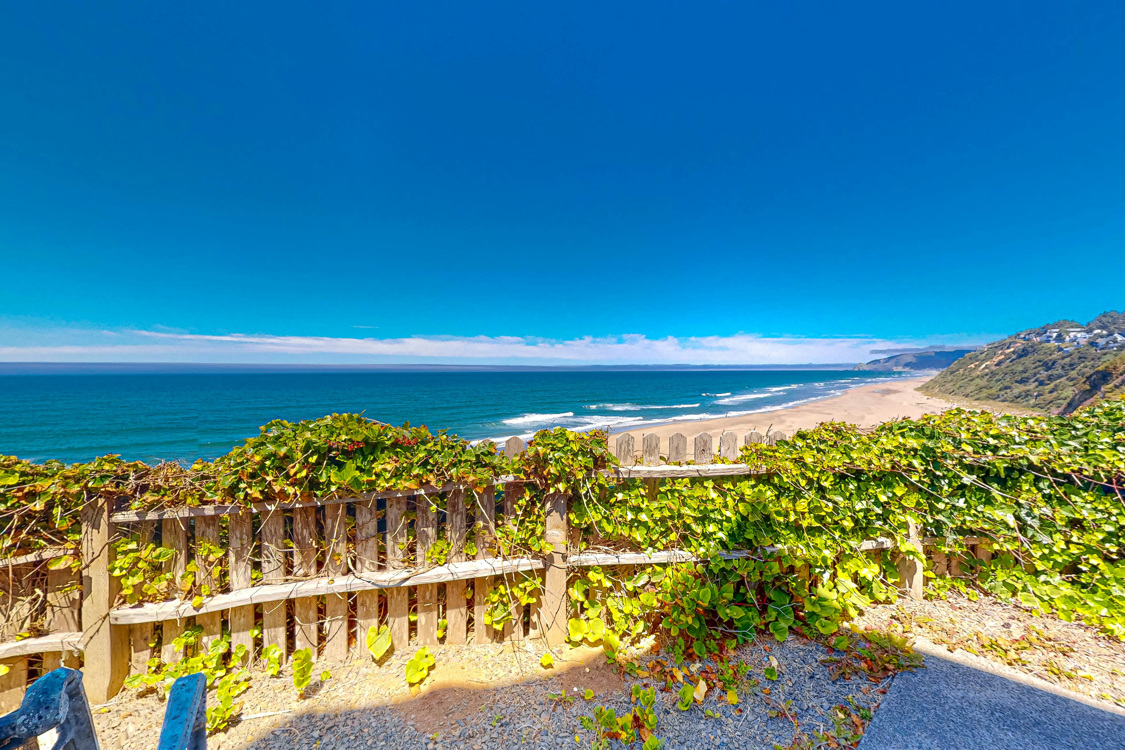 Oceanfront cottage with water-view deck, gas fireplace & washer/dryer