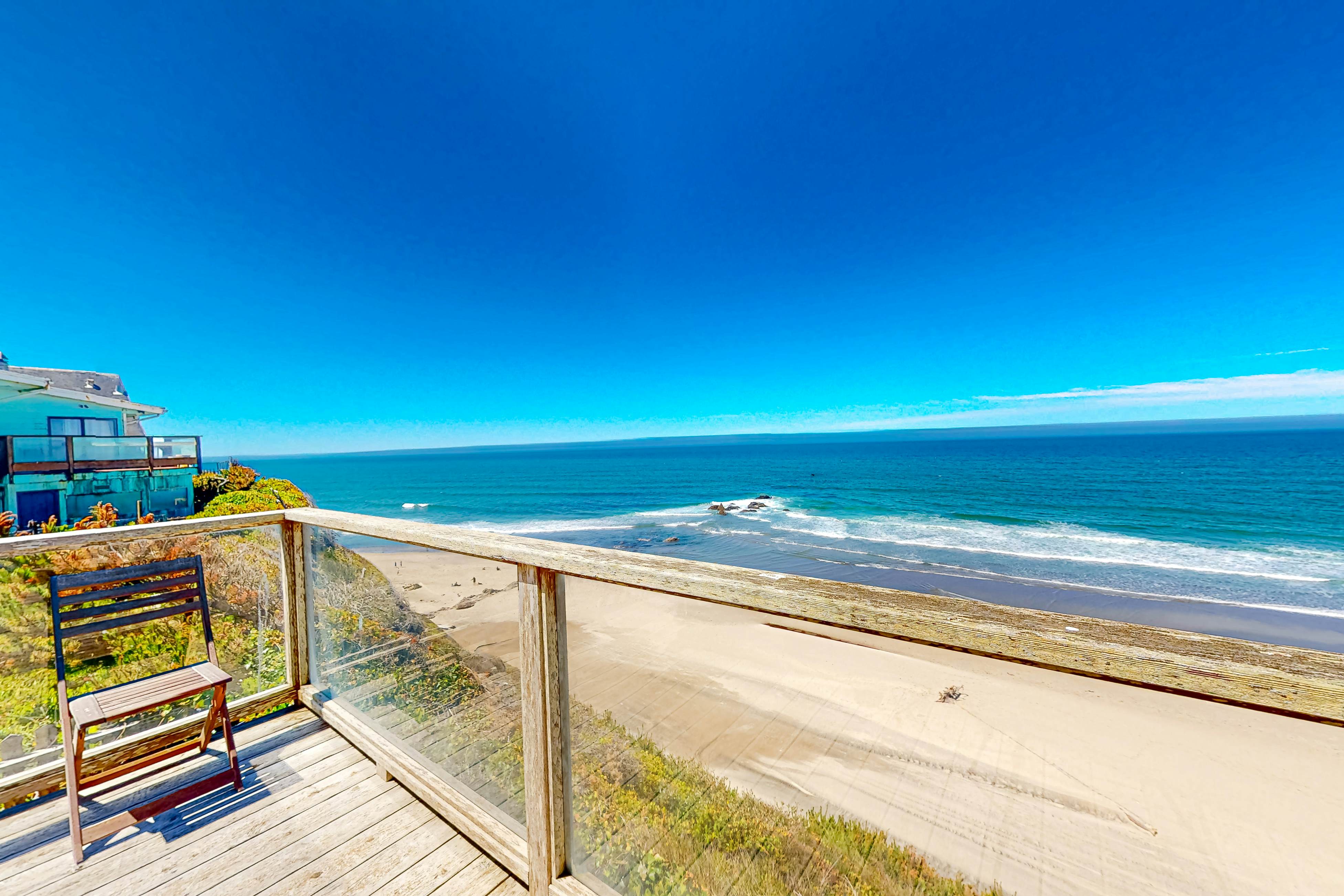 Oceanfront cottage with water-view deck, gas fireplace & washer/dryer