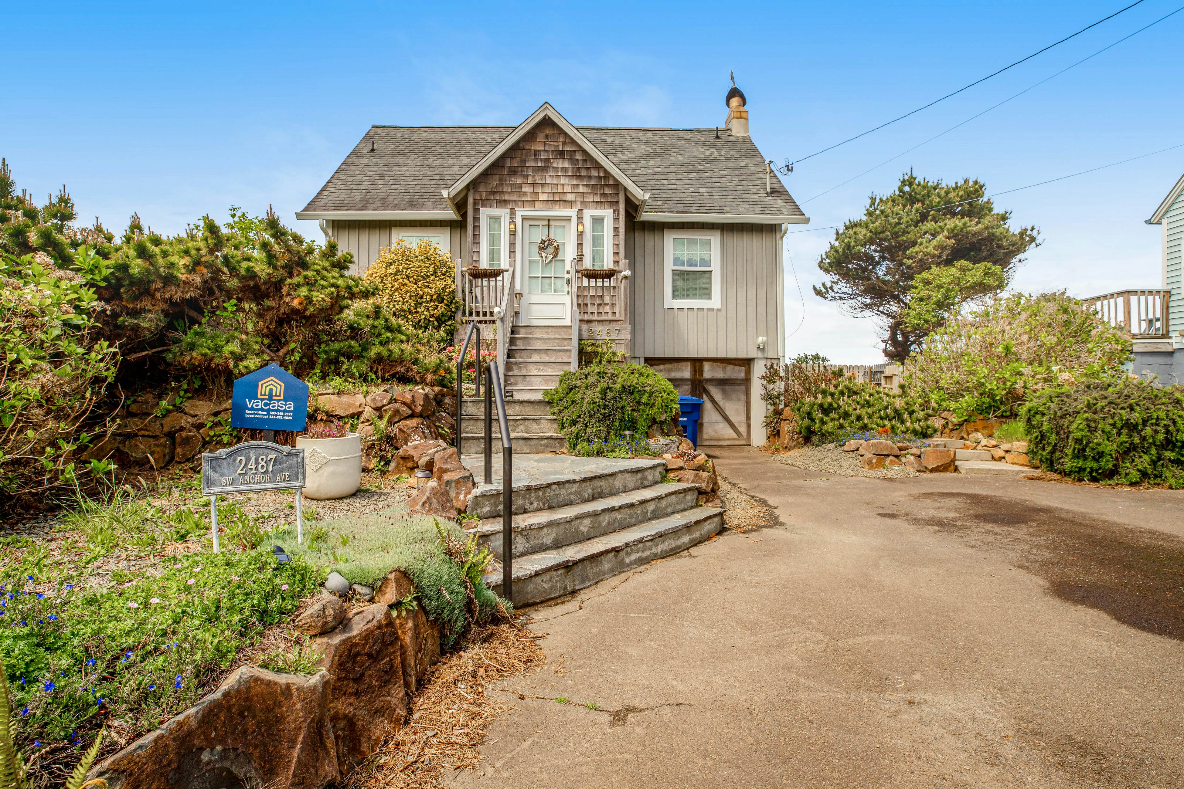 Oceanfront cottage with water-view deck, gas fireplace & washer/dryer