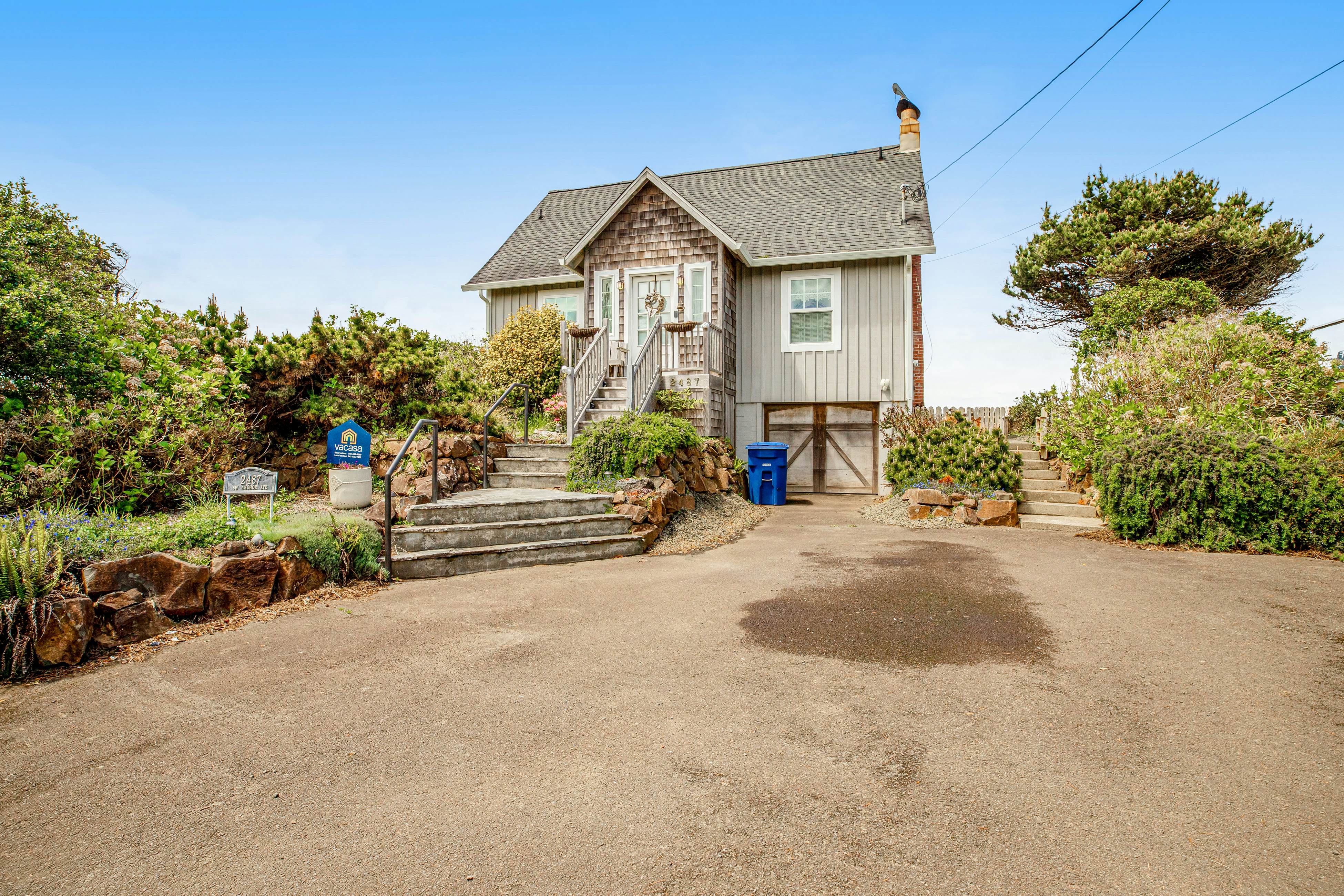 Oceanfront cottage with water-view deck, gas fireplace & washer/dryer