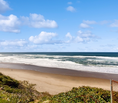 Oceanfront dog friendly home with 180 degree view deck and great location