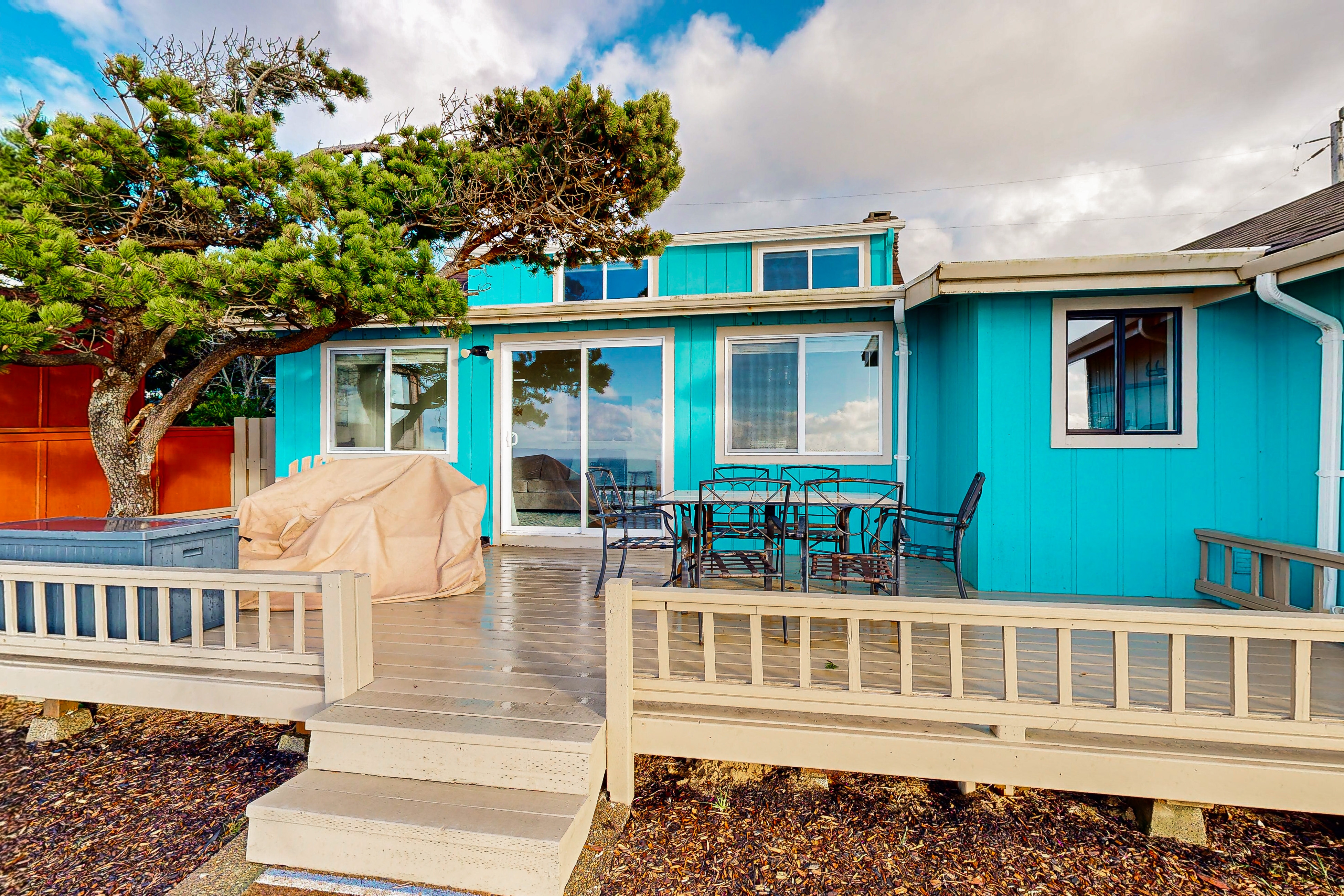 Oceanfront dog friendly home with 180 degree view deck and great location