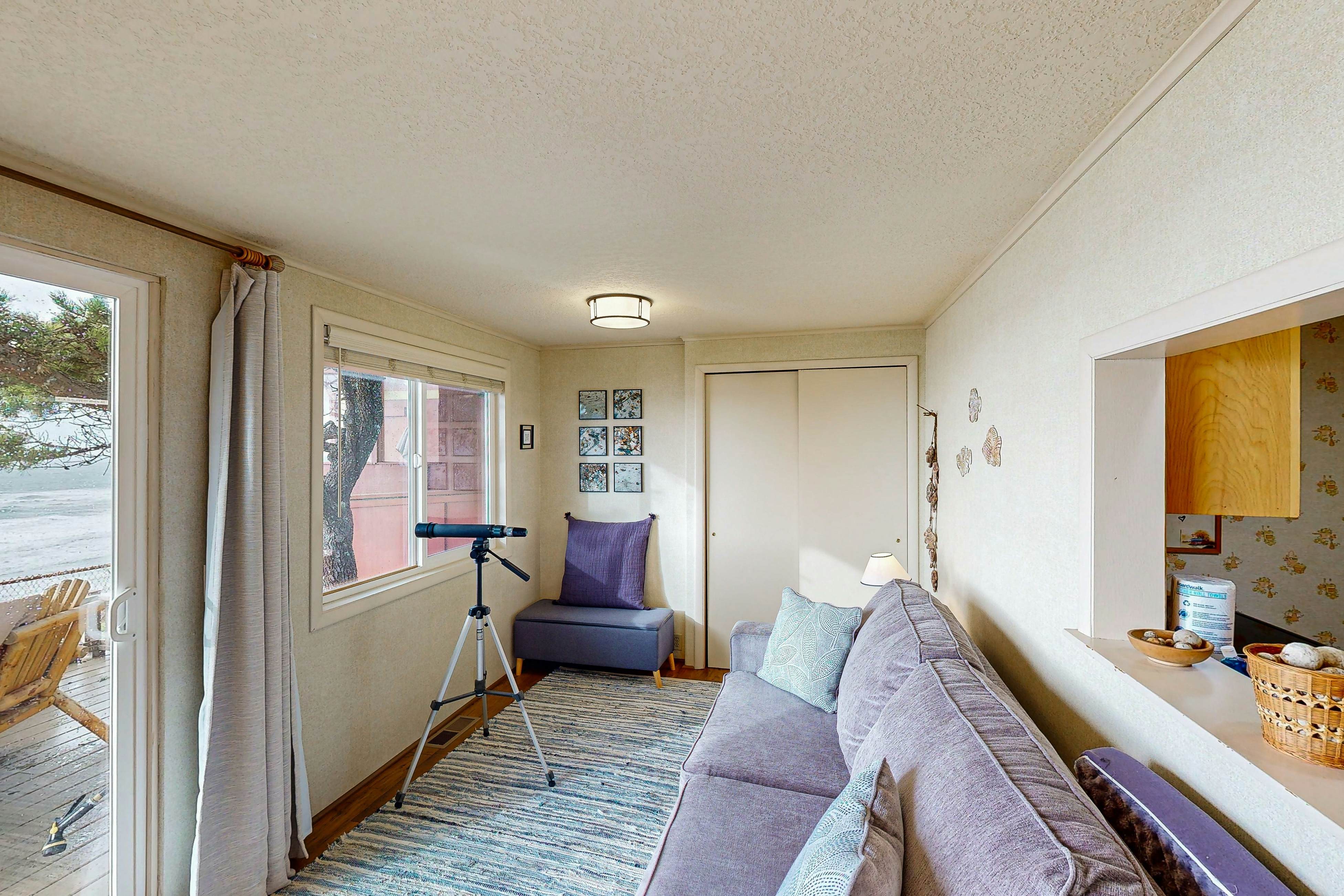 Oceanfront, dog-friendly home with 180-degree view, deck & great location