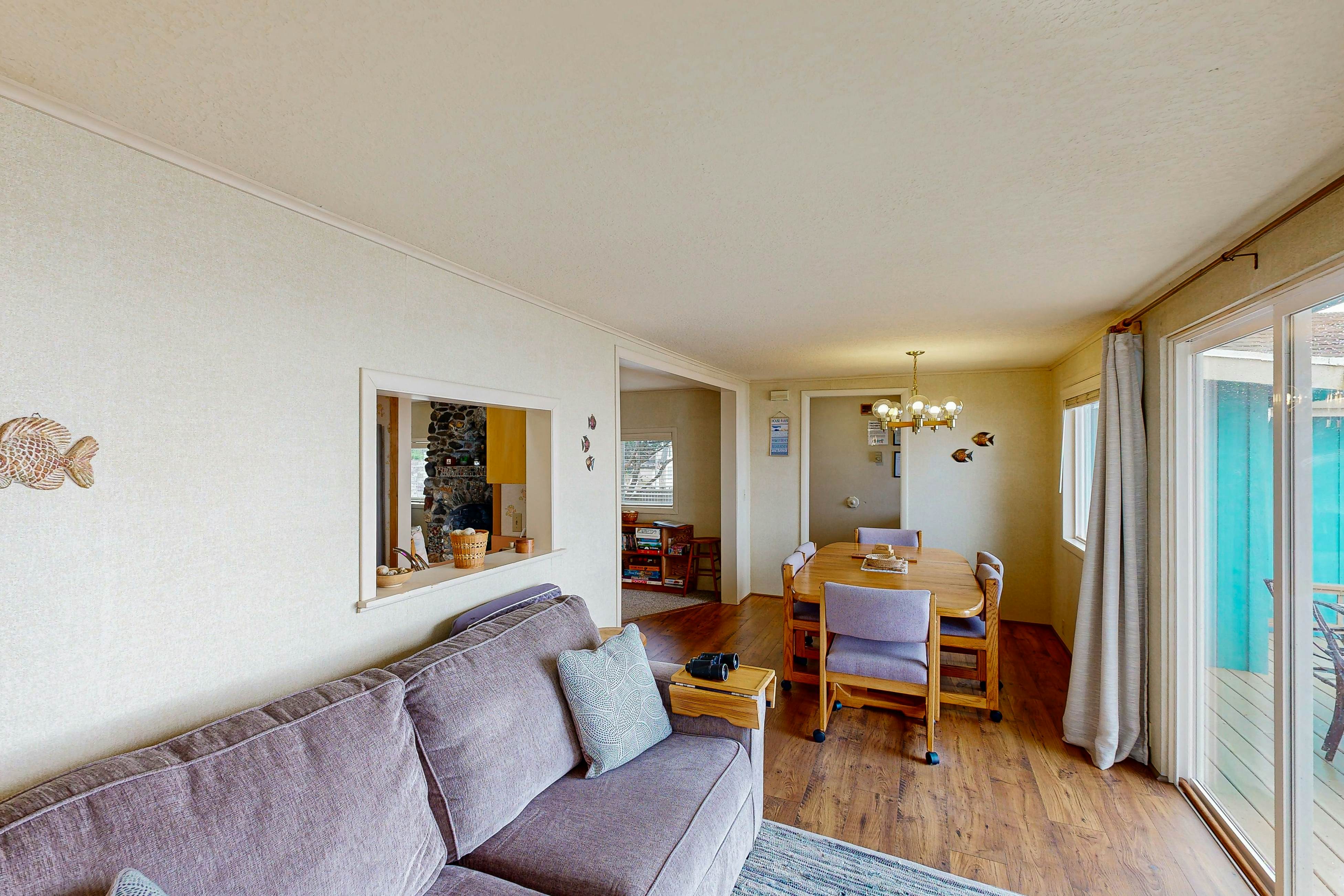 Oceanfront, dog-friendly home with 180-degree view, deck & great location