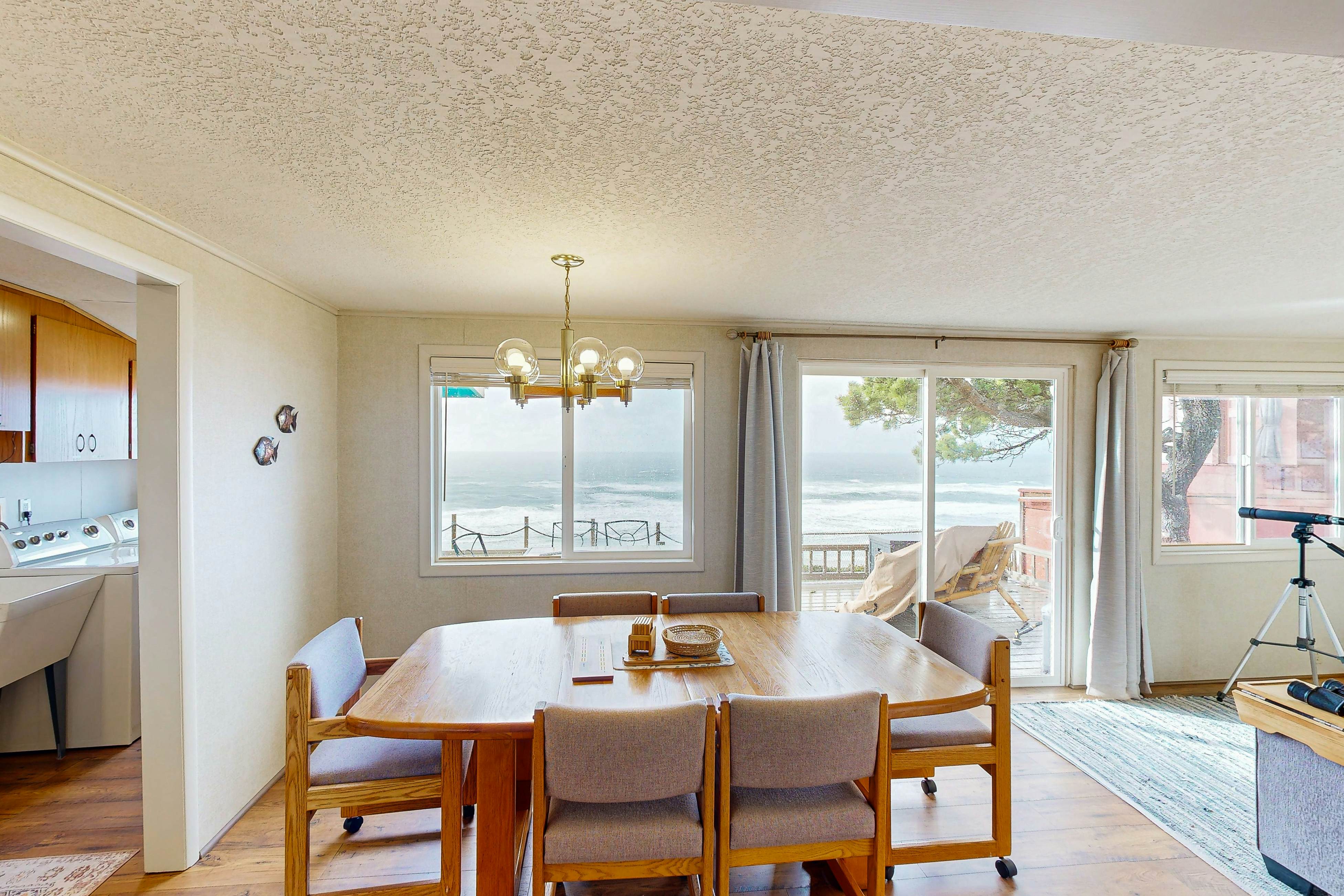 Oceanfront, dog-friendly home with 180-degree view, deck & great location