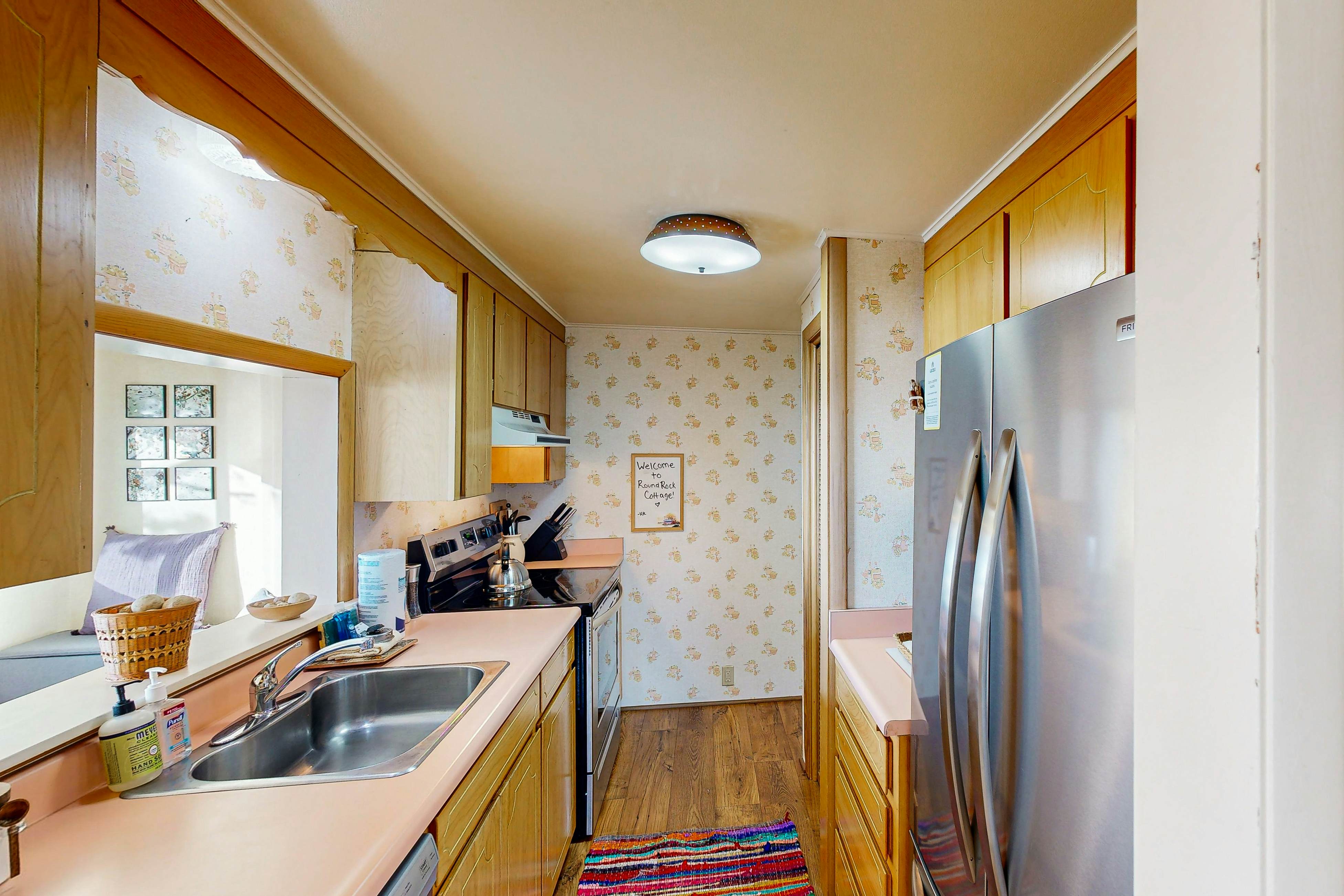 Oceanfront, dog-friendly home with 180-degree view, deck & great location