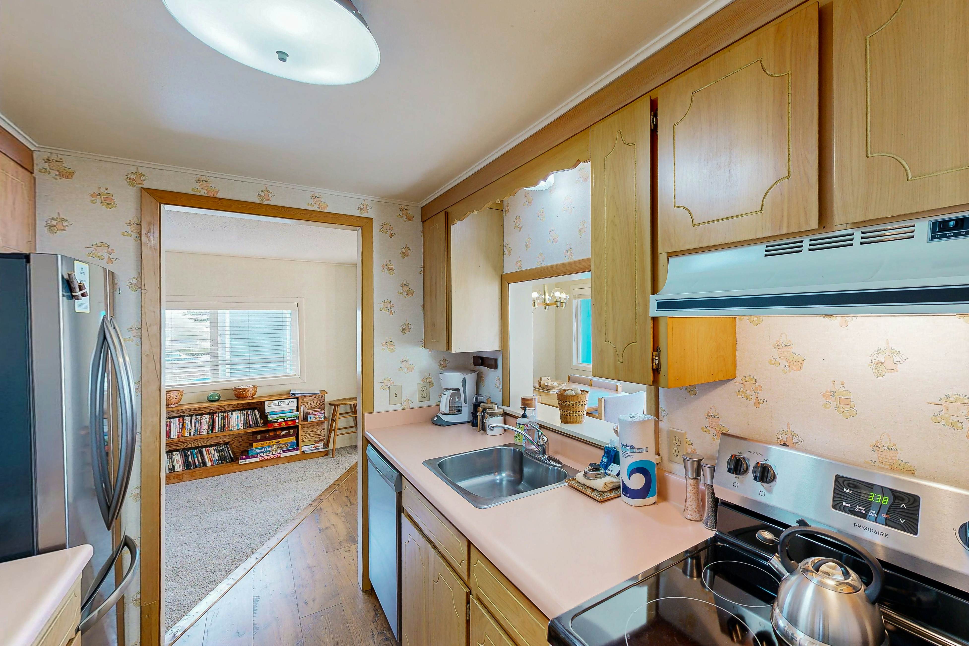 Oceanfront, dog-friendly home with 180-degree view, deck & great location