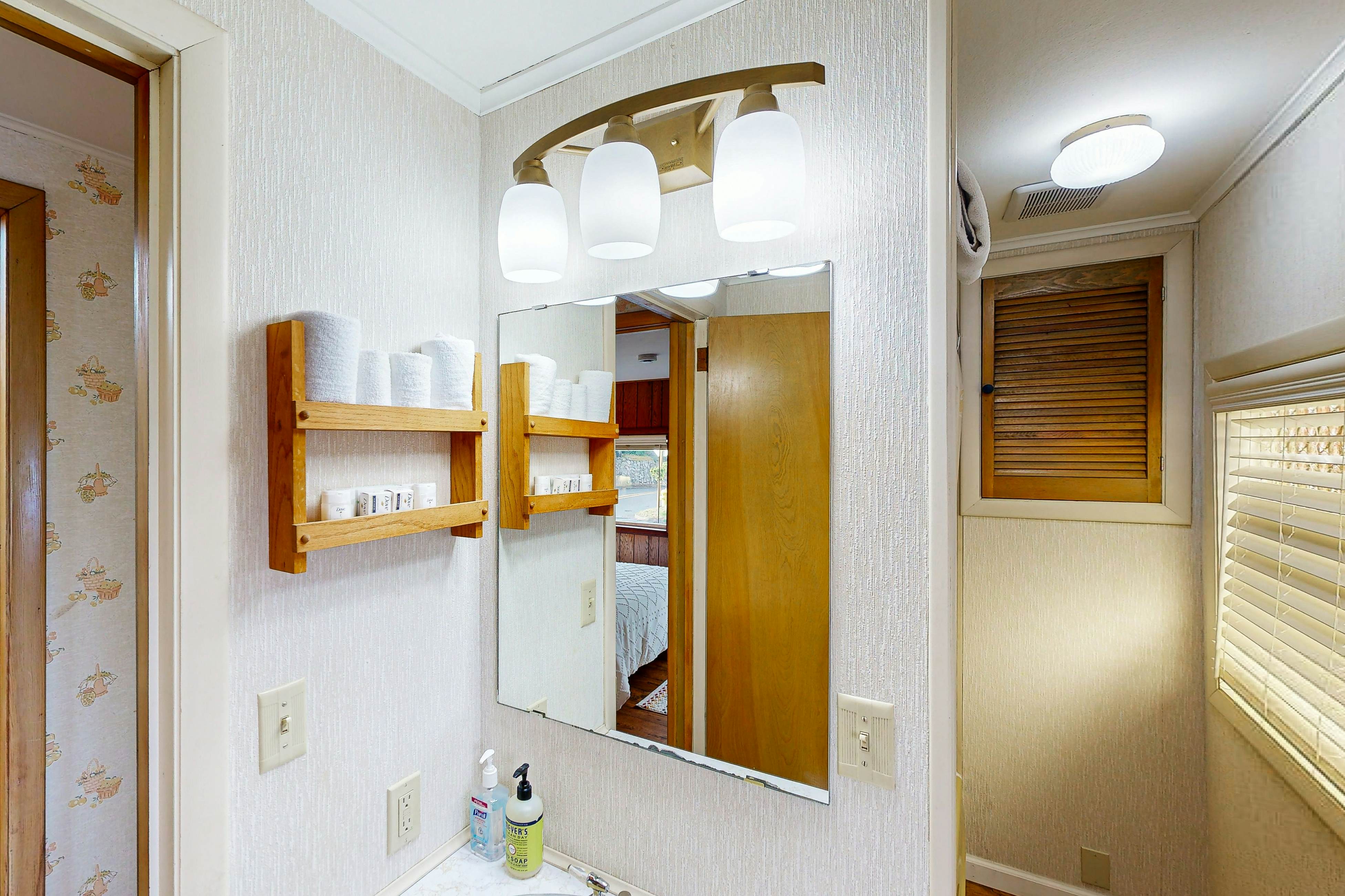 Oceanfront, dog-friendly home with 180-degree view, deck & great location