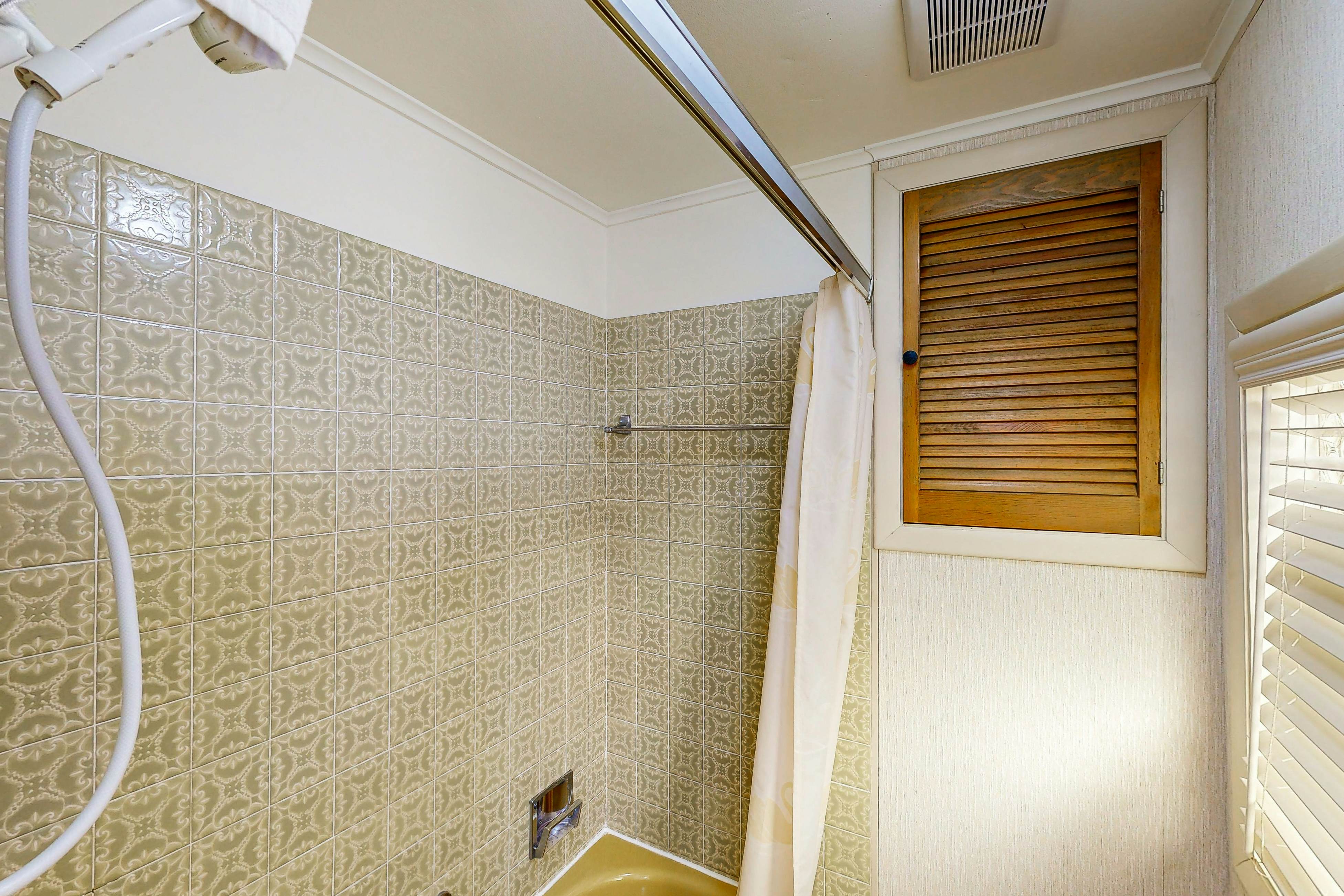 Oceanfront, dog-friendly home with 180-degree view, deck & great location