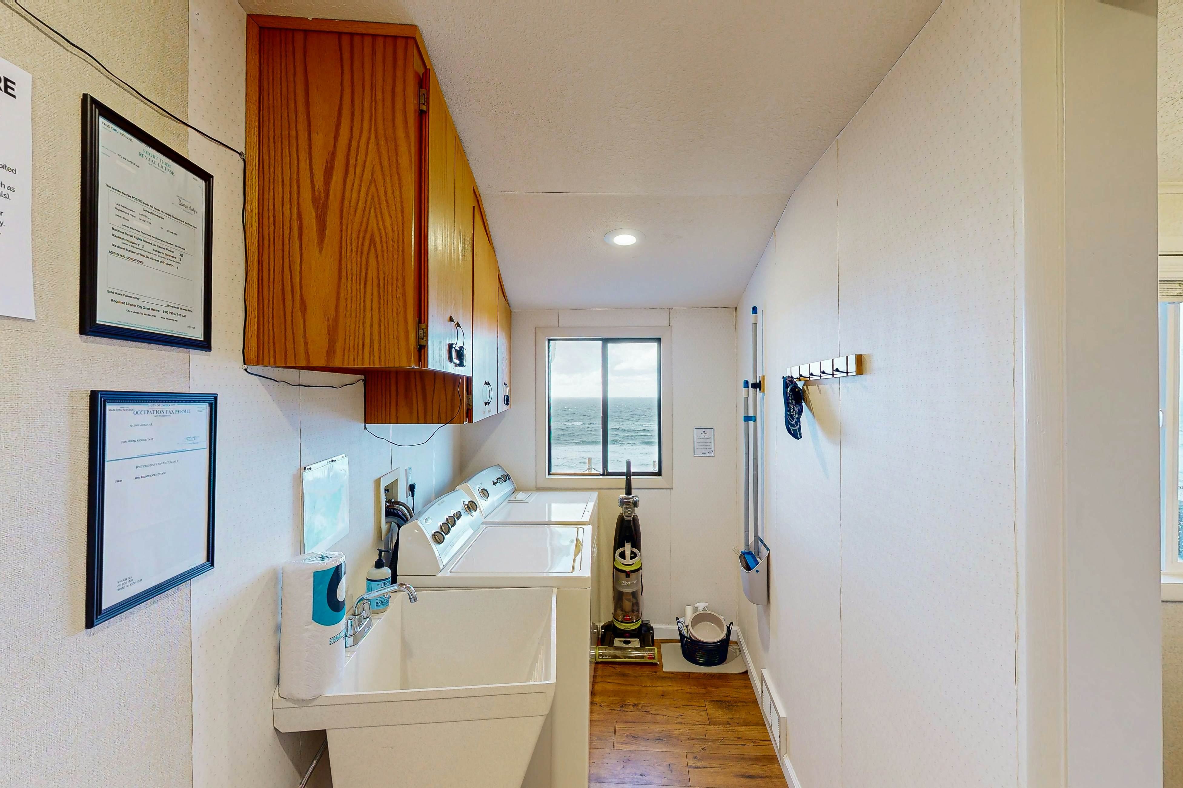 Oceanfront, dog-friendly home with 180-degree view, deck & great location