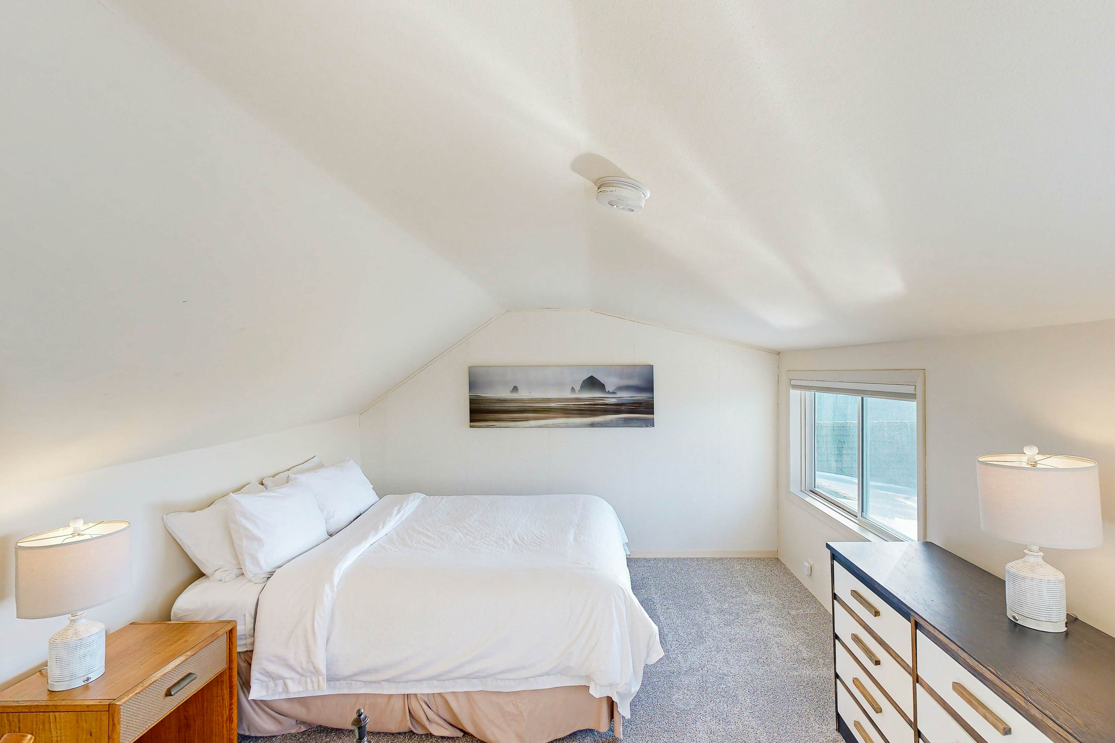 Oceanfront, dog-friendly home with 180-degree view, deck & great location