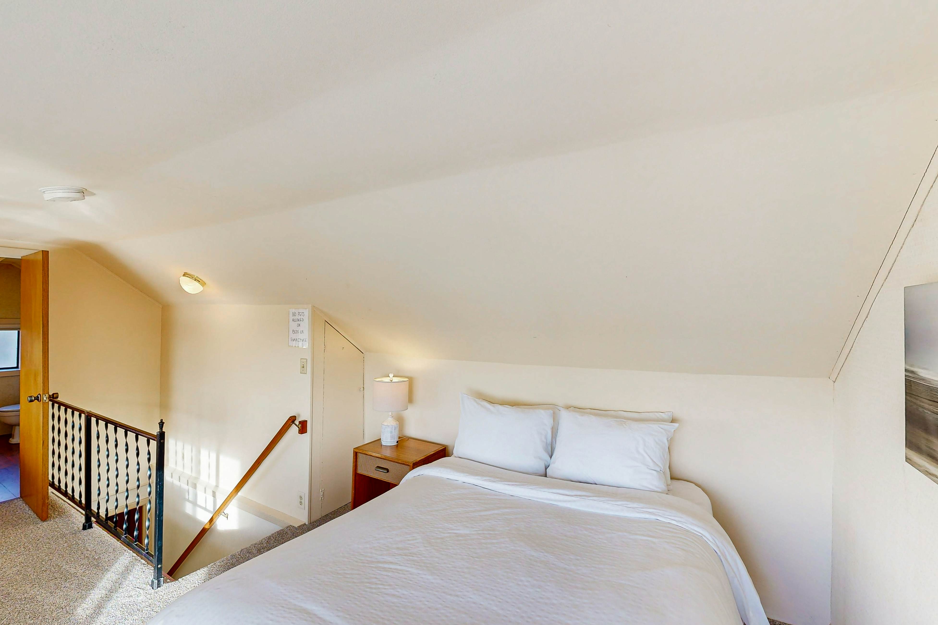 Oceanfront, dog-friendly home with 180-degree view, deck & great location