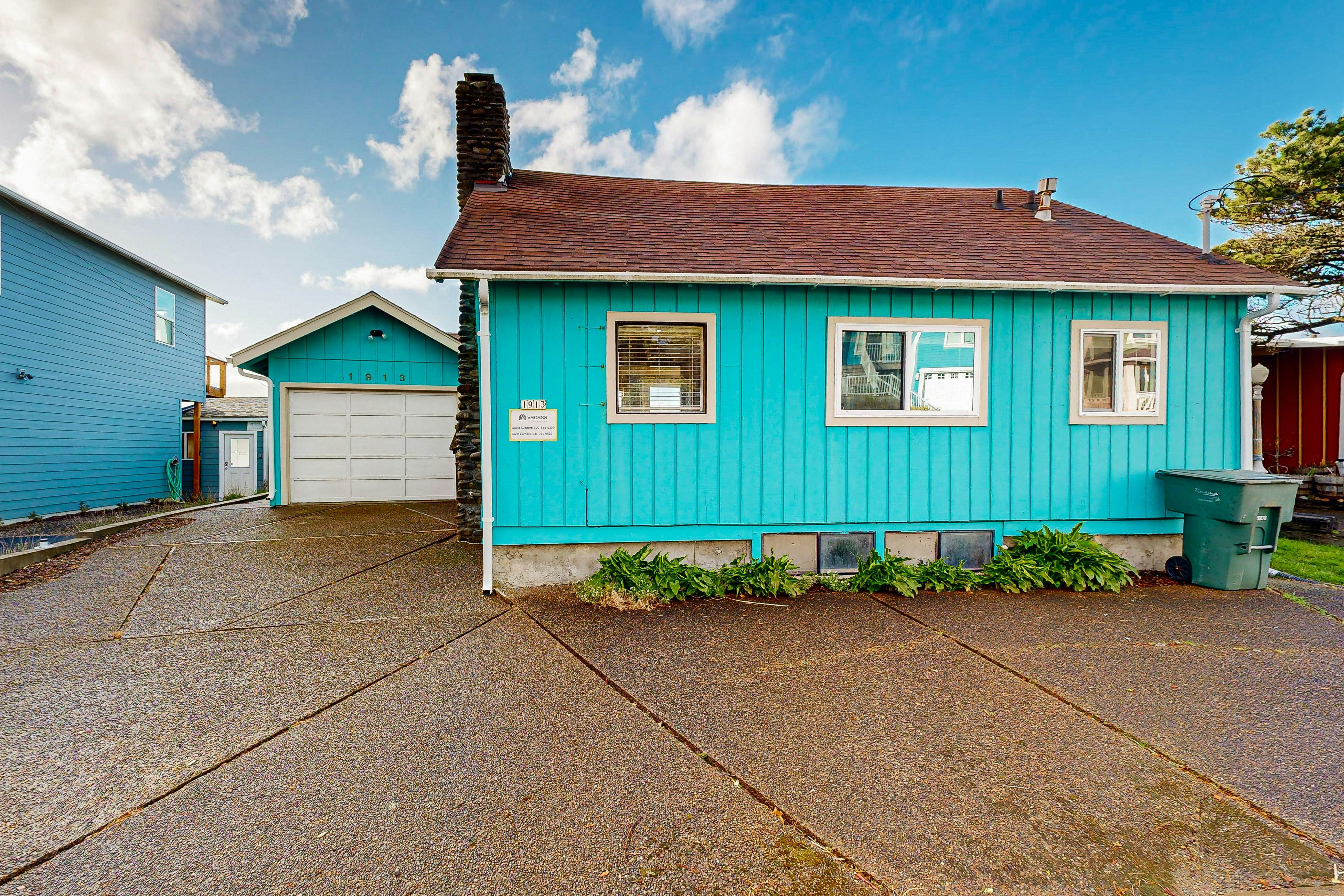 Oceanfront, dog-friendly home with 180-degree view, deck & great location