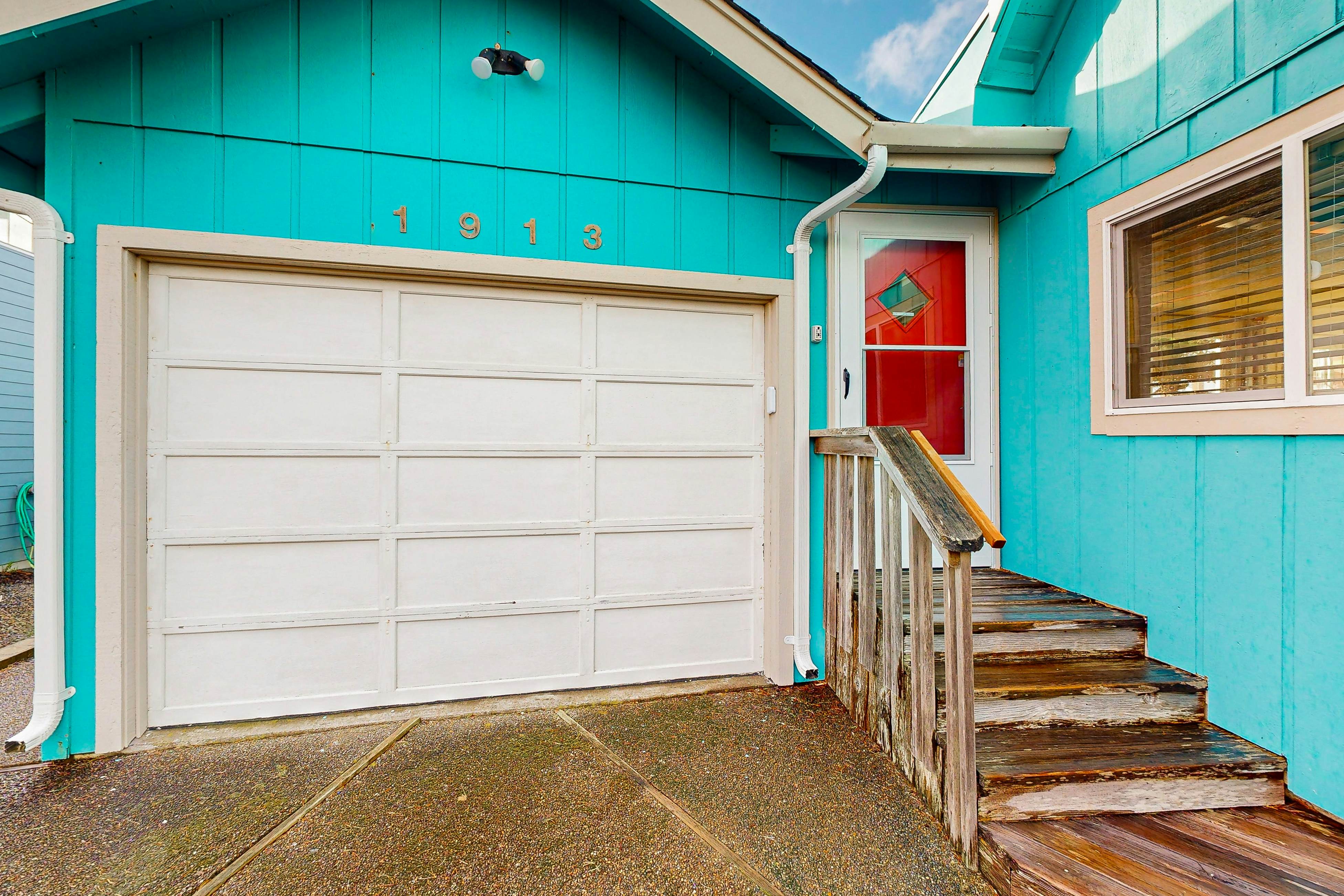 Oceanfront, dog-friendly home with 180-degree view, deck & great location