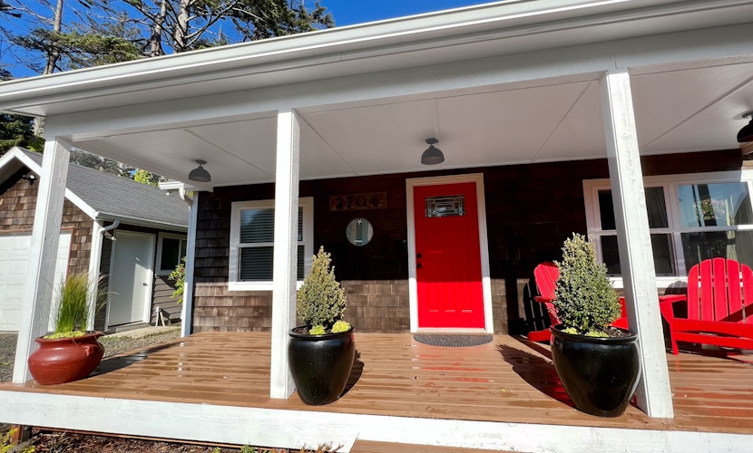 Cottage de la Mer House in Lincoln City with serene porch walk to the beach