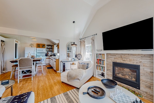 Cottage de la Mer House in Lincoln City with serene porch walk to the beach