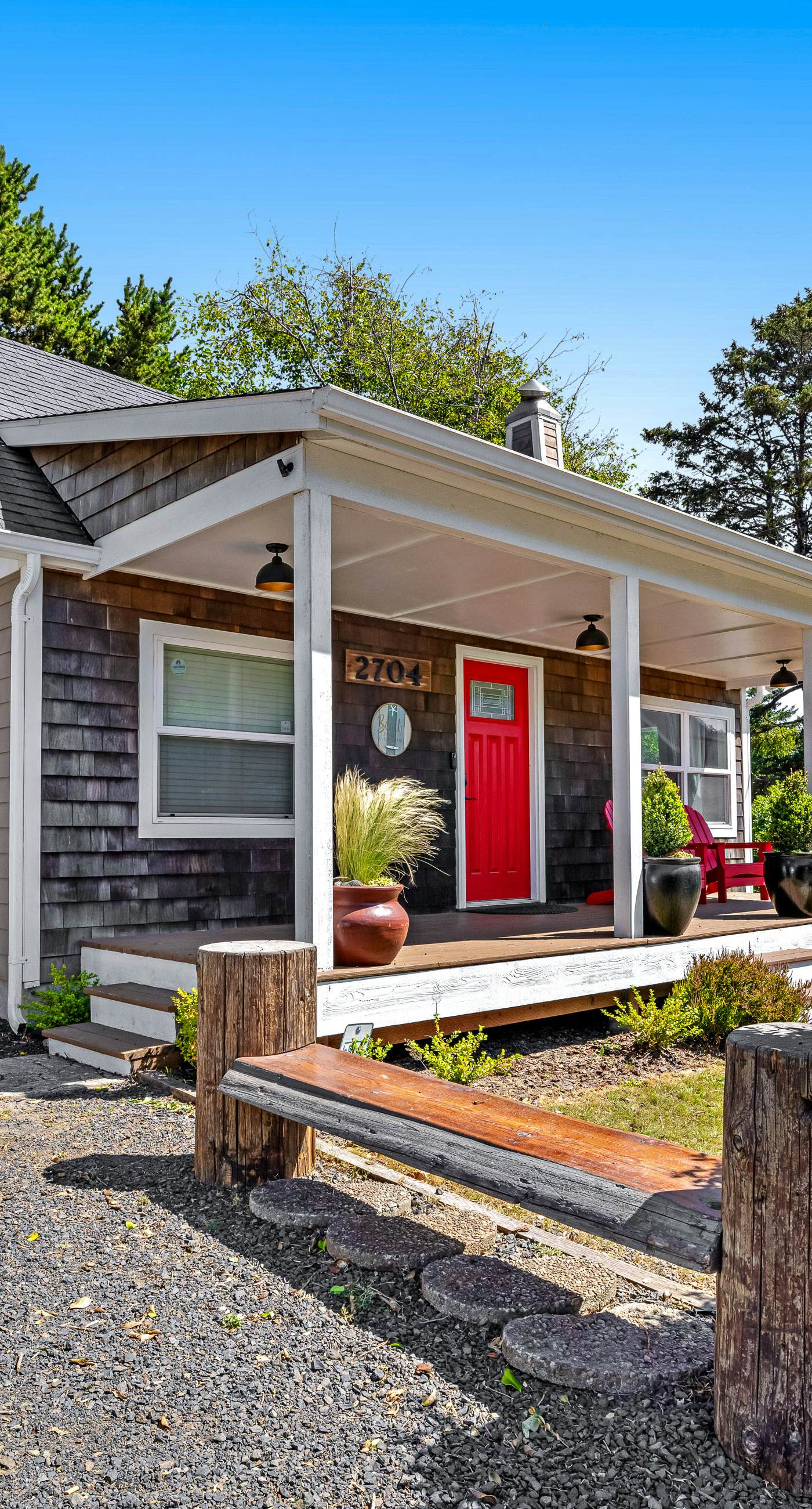 Cottage de la Mer House in Lincoln City with serene porch walk to the beach