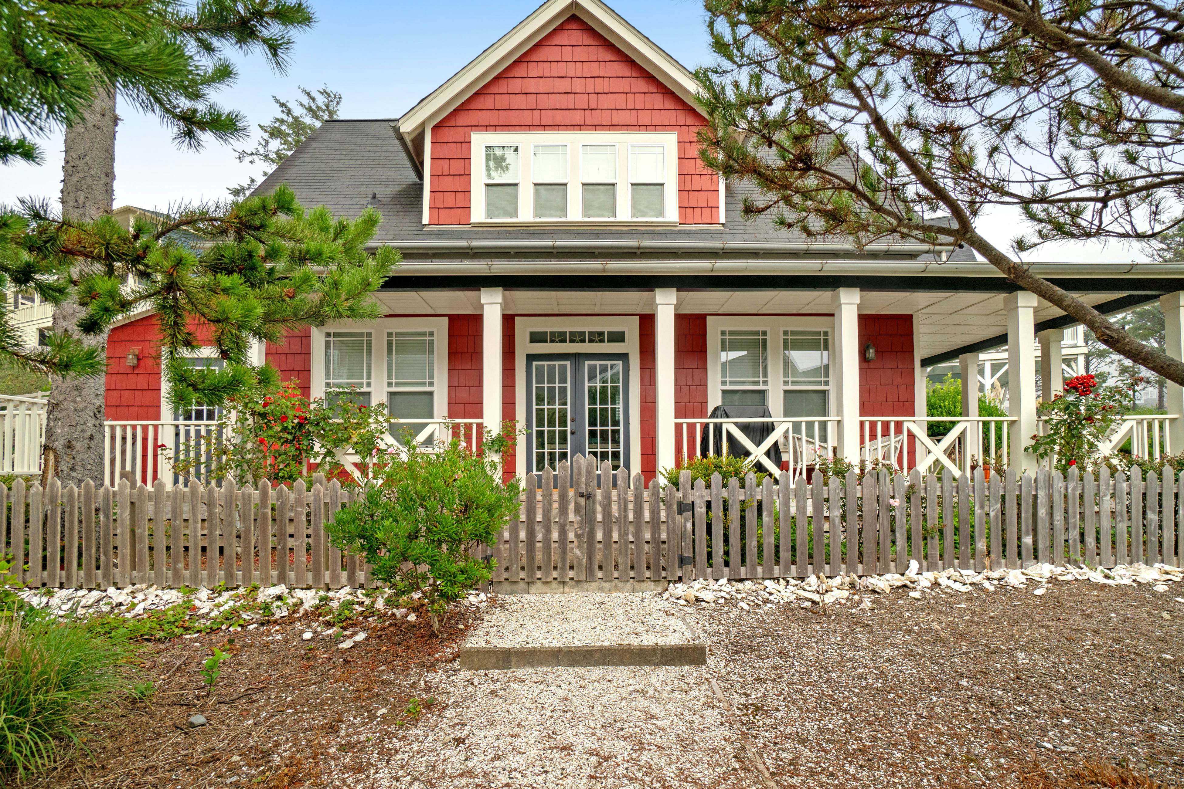 Charming coastal cottage on the boardwalk with covered porch - walk to the beach