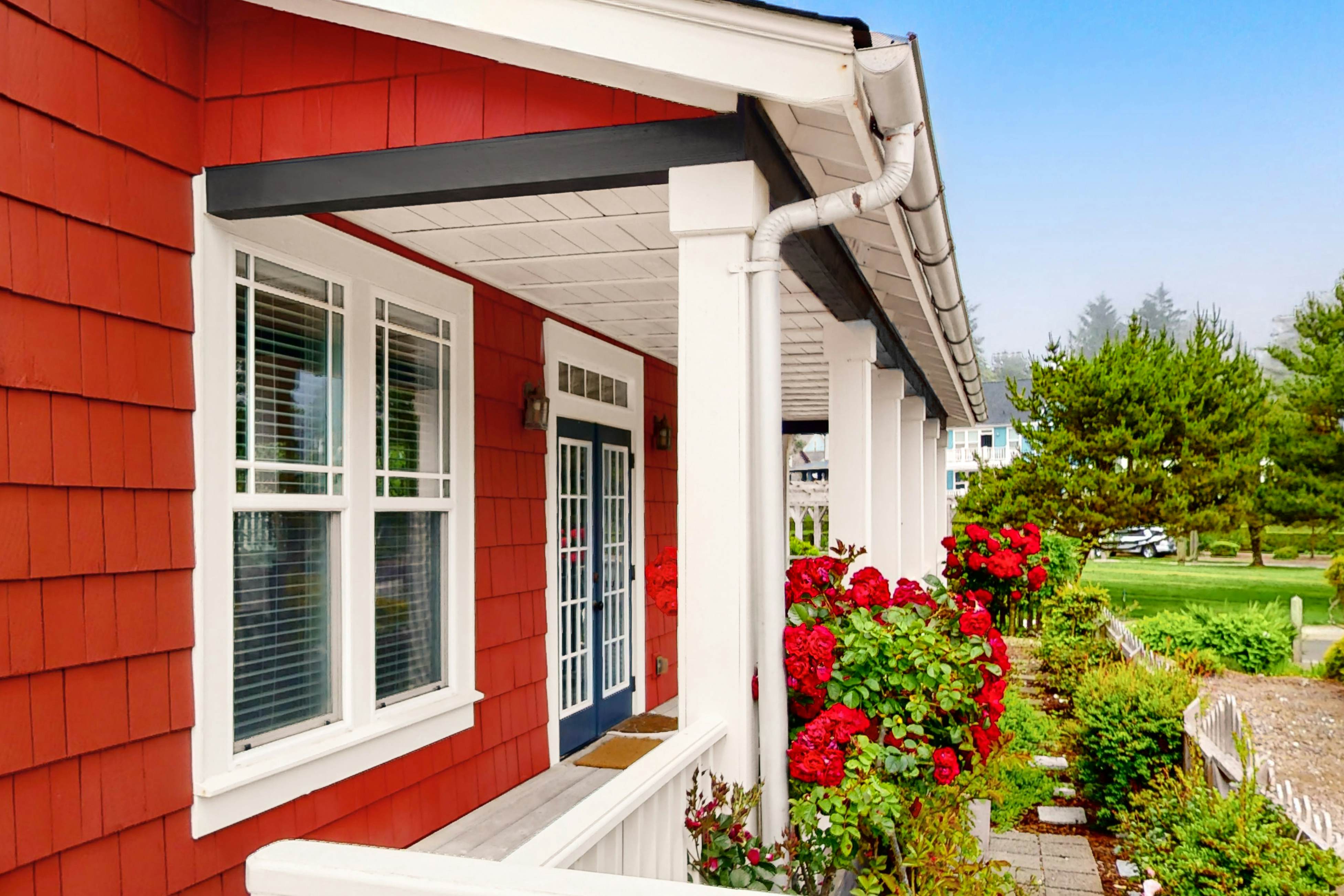 Charming coastal cottage on the boardwalk with covered porch - walk to the beach
