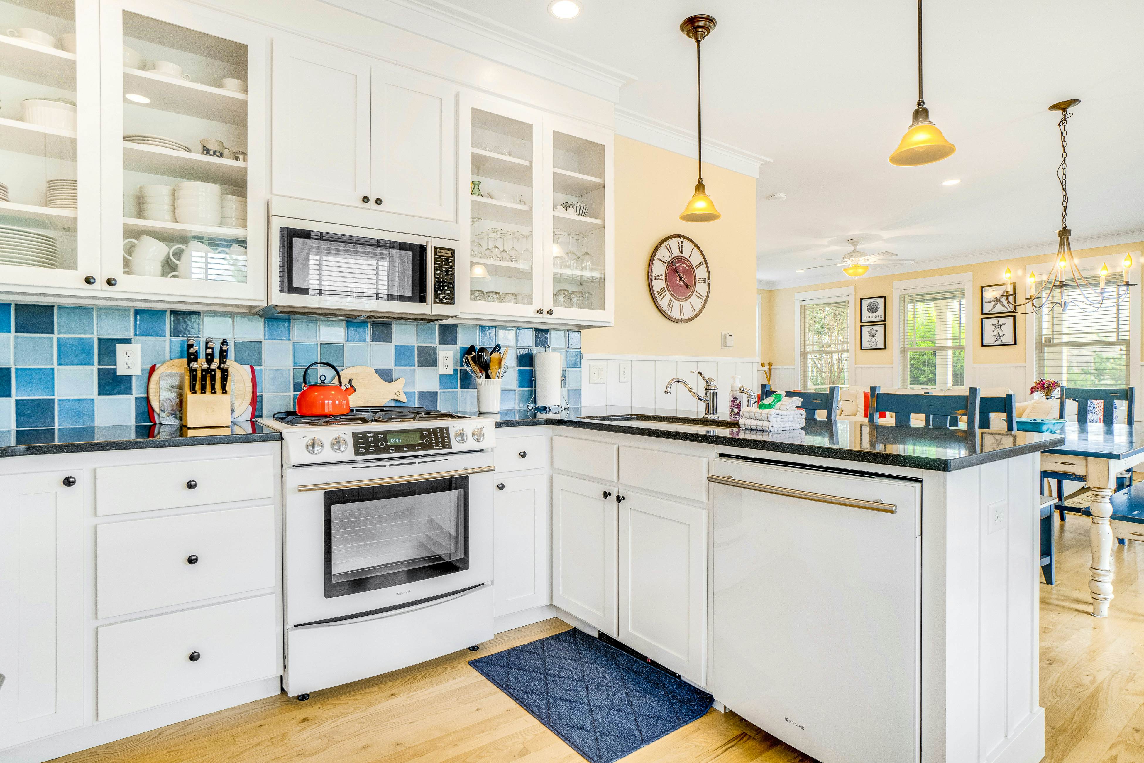 Charming coastal cottage on the boardwalk with covered porch - walk to the beach