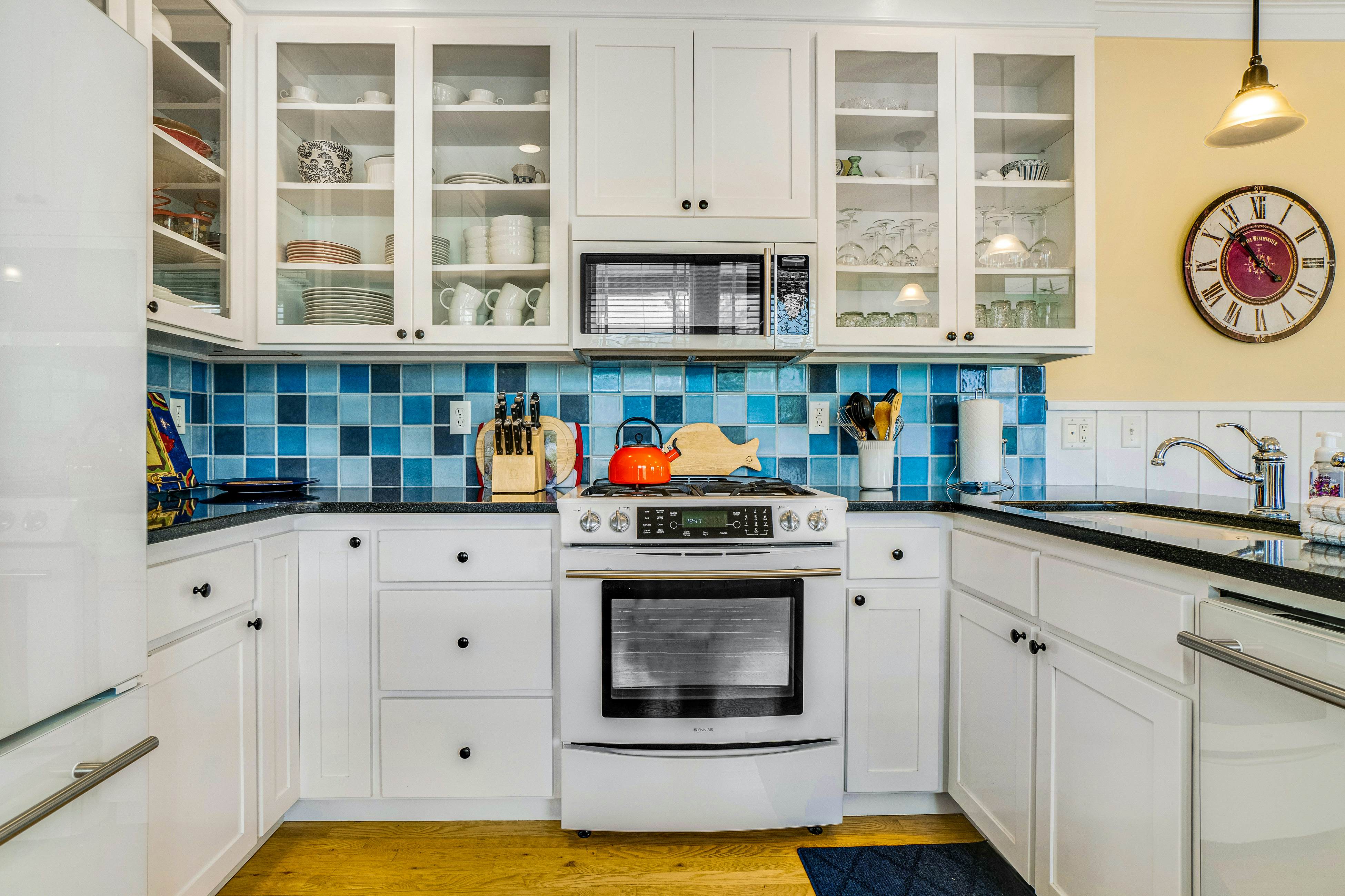 Charming coastal cottage on the boardwalk with covered porch - walk to the beach