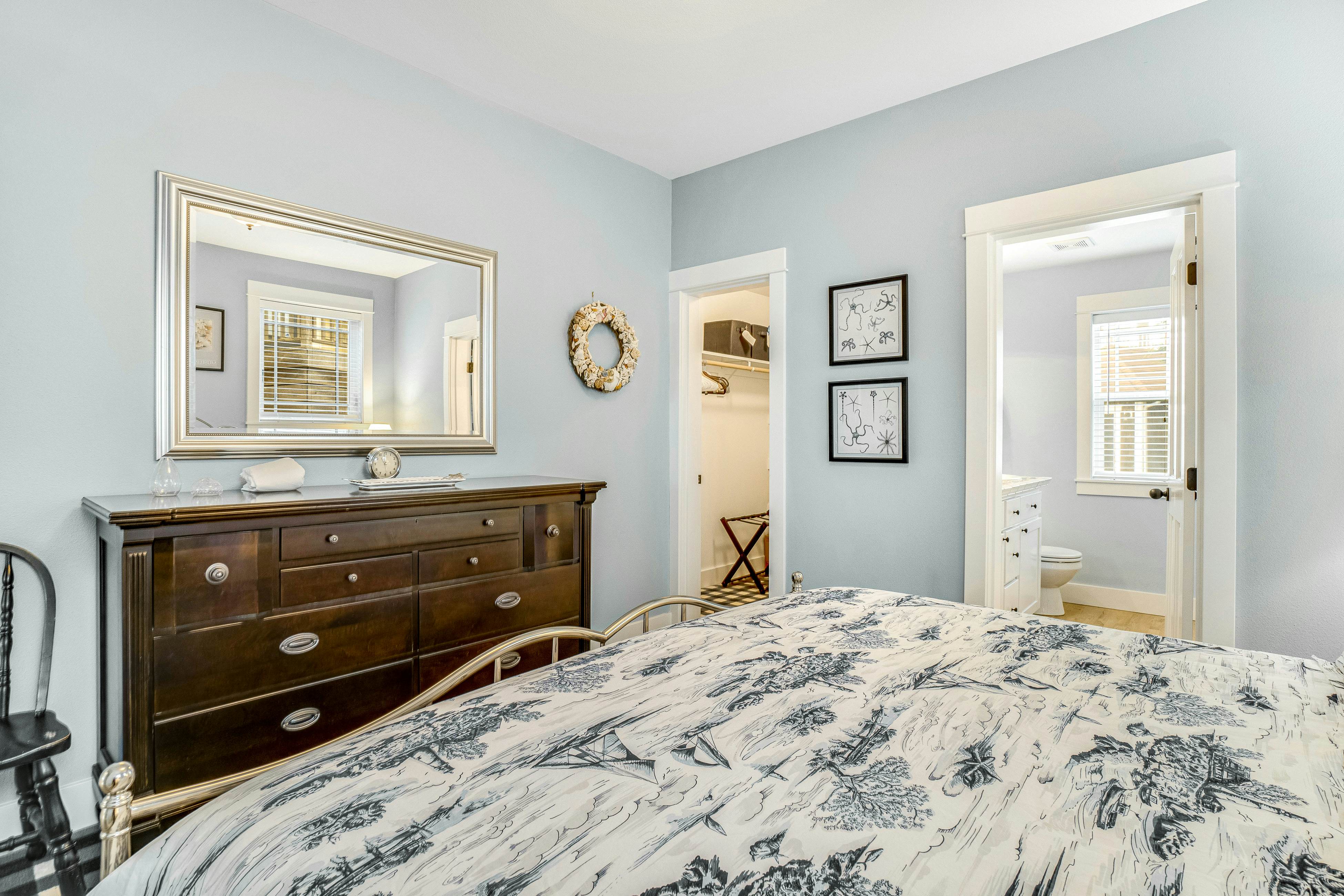 Charming coastal cottage on the boardwalk with covered porch - walk to the beach