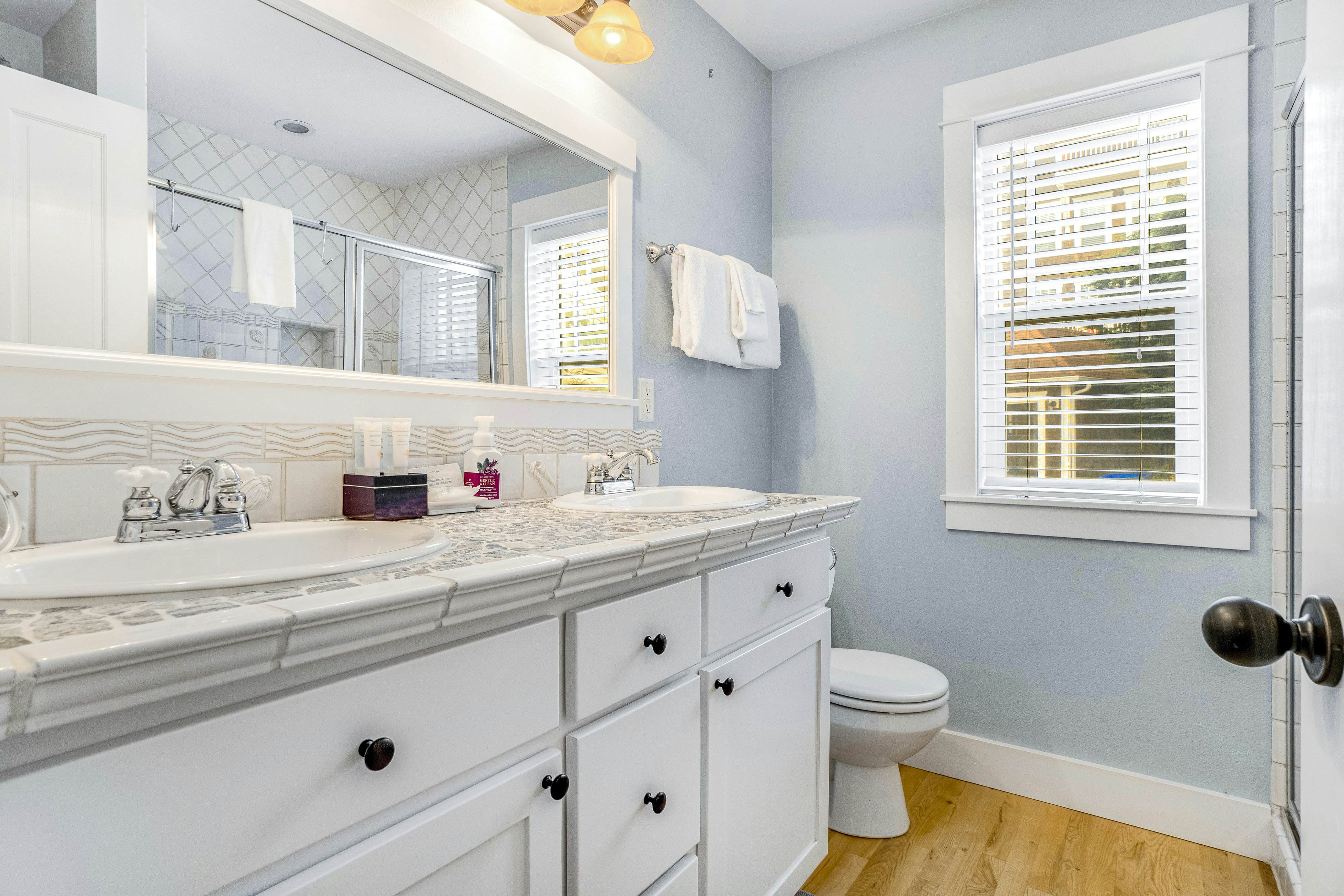 Charming coastal cottage on the boardwalk with covered porch - walk to the beach