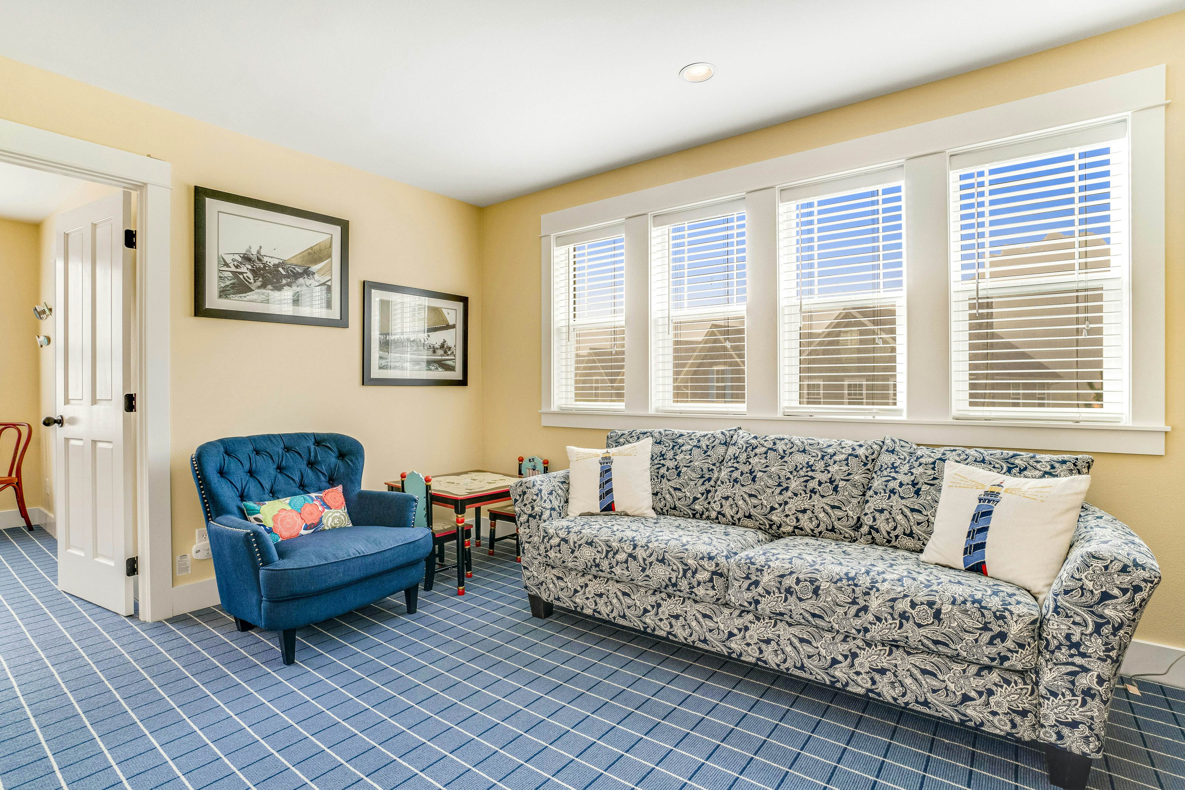 Charming coastal cottage on the boardwalk with covered porch - walk to the beach