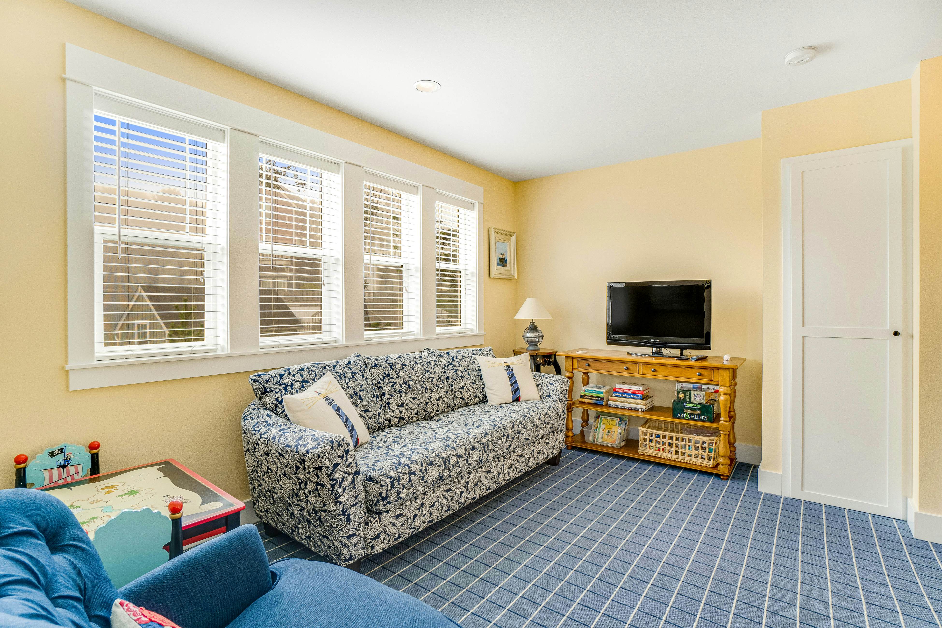 Charming coastal cottage on the boardwalk with covered porch - walk to the beach
