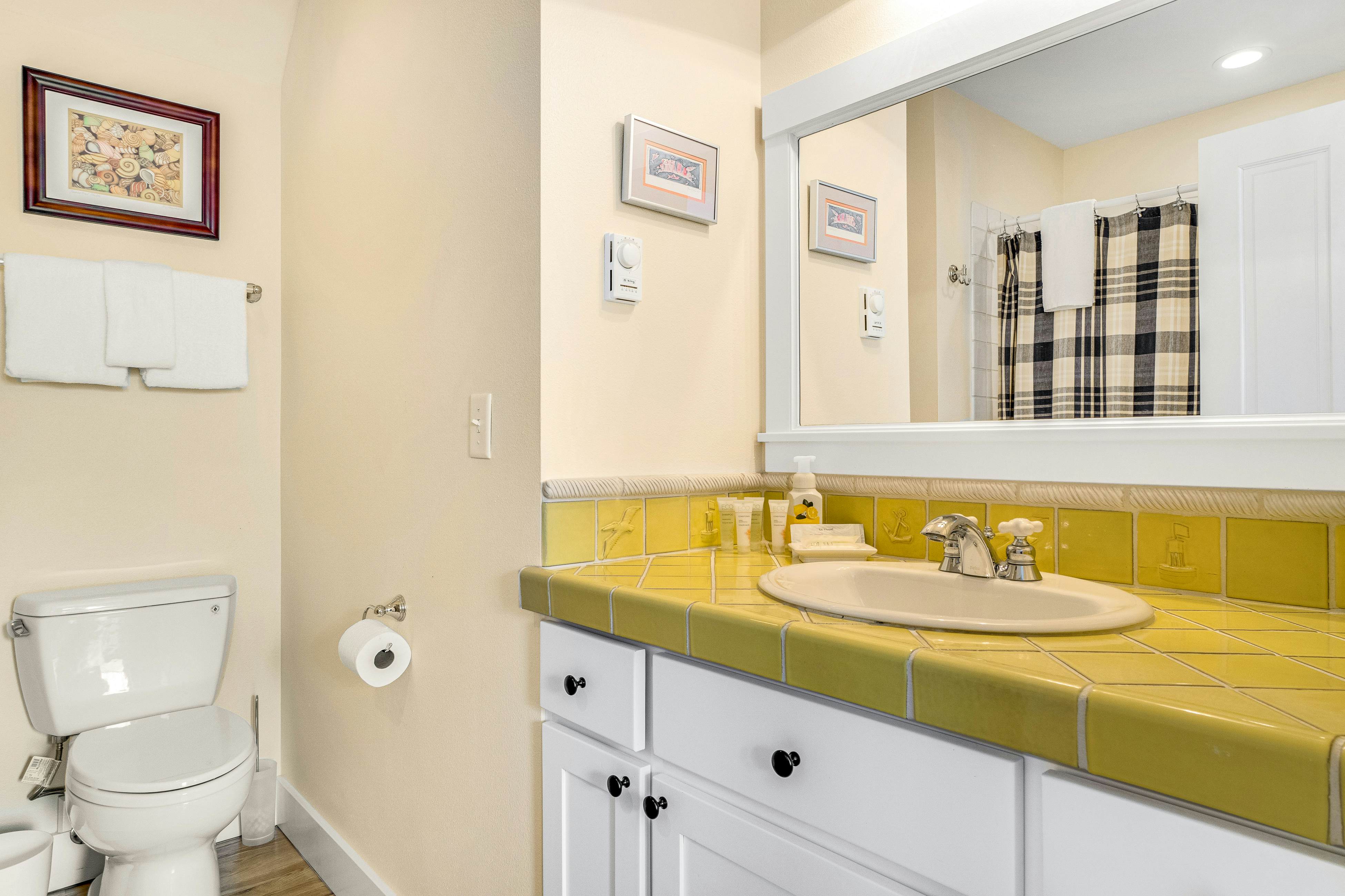 Charming coastal cottage on the boardwalk with covered porch - walk to the beach